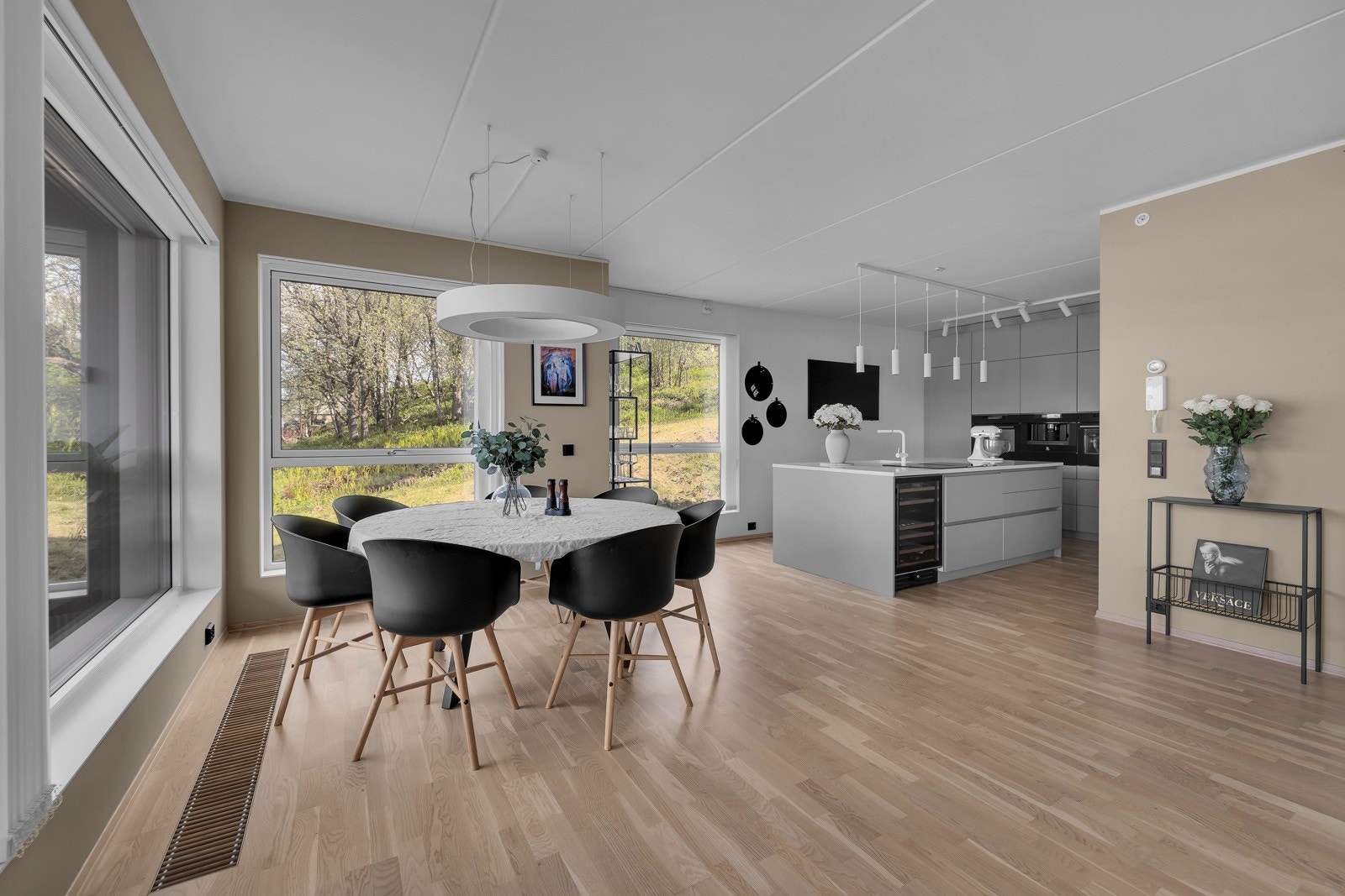 Spisestuen er i naturlig tilknytning til det flotte kjøkkenet Galleribilde