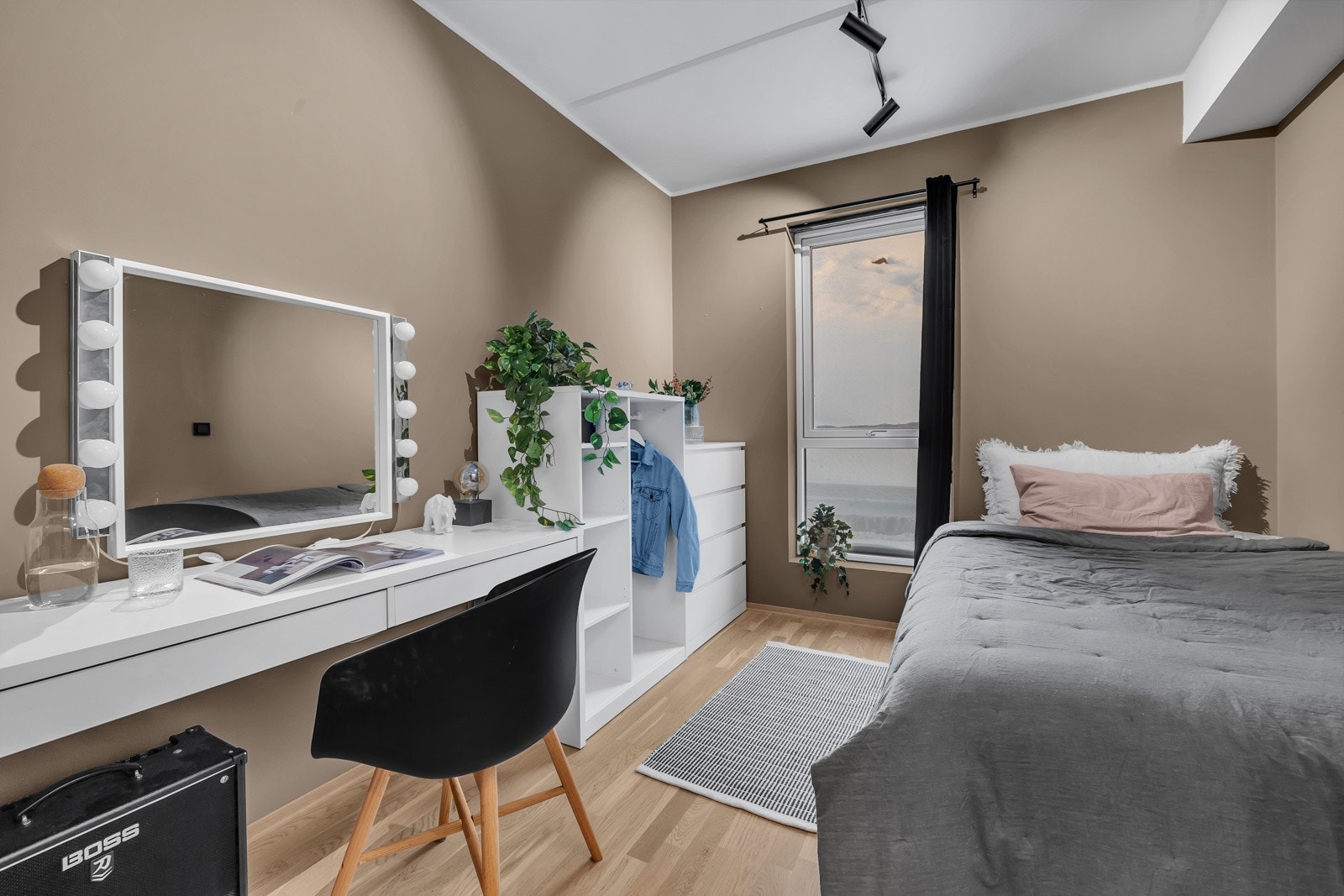 Soverom 2 er på ca. 8m2 og har inngang fra inngangspartiet i leiligheten Galleribilde