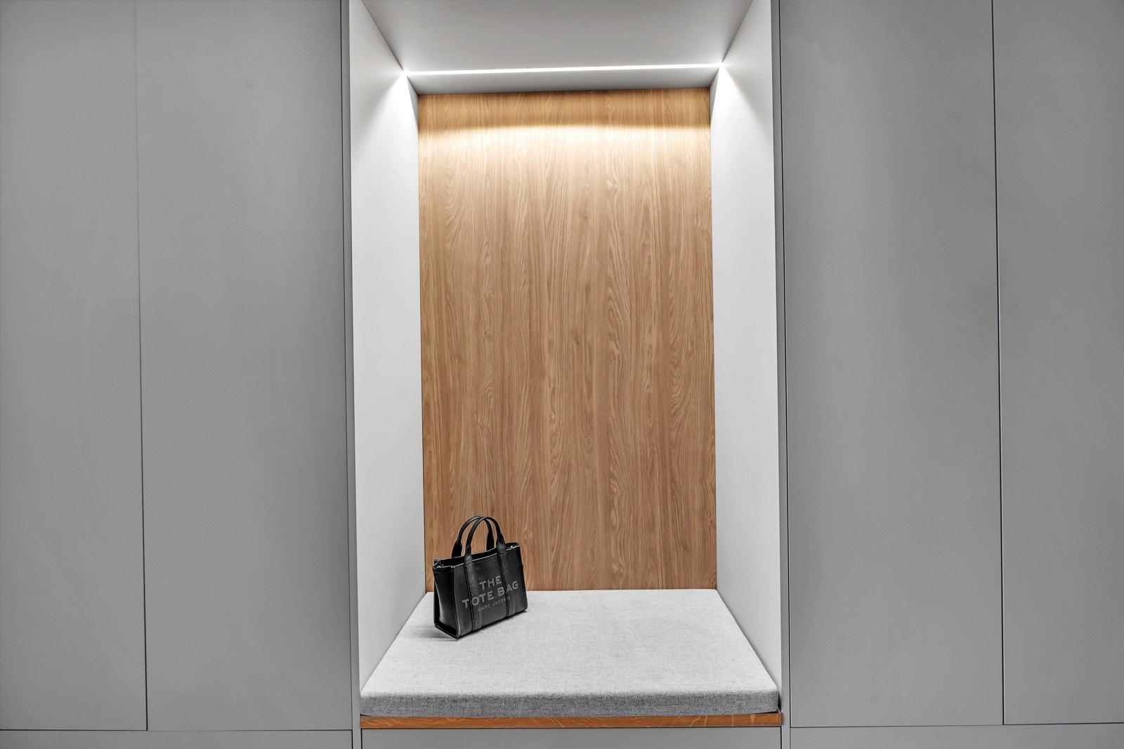 Her finner du en flott og spesialtilpasset garderobe, og du ledes inn til boligens hovedsoverom, lekre bad, gjestetoalett og videre til stue og kjøkken Galleribilde