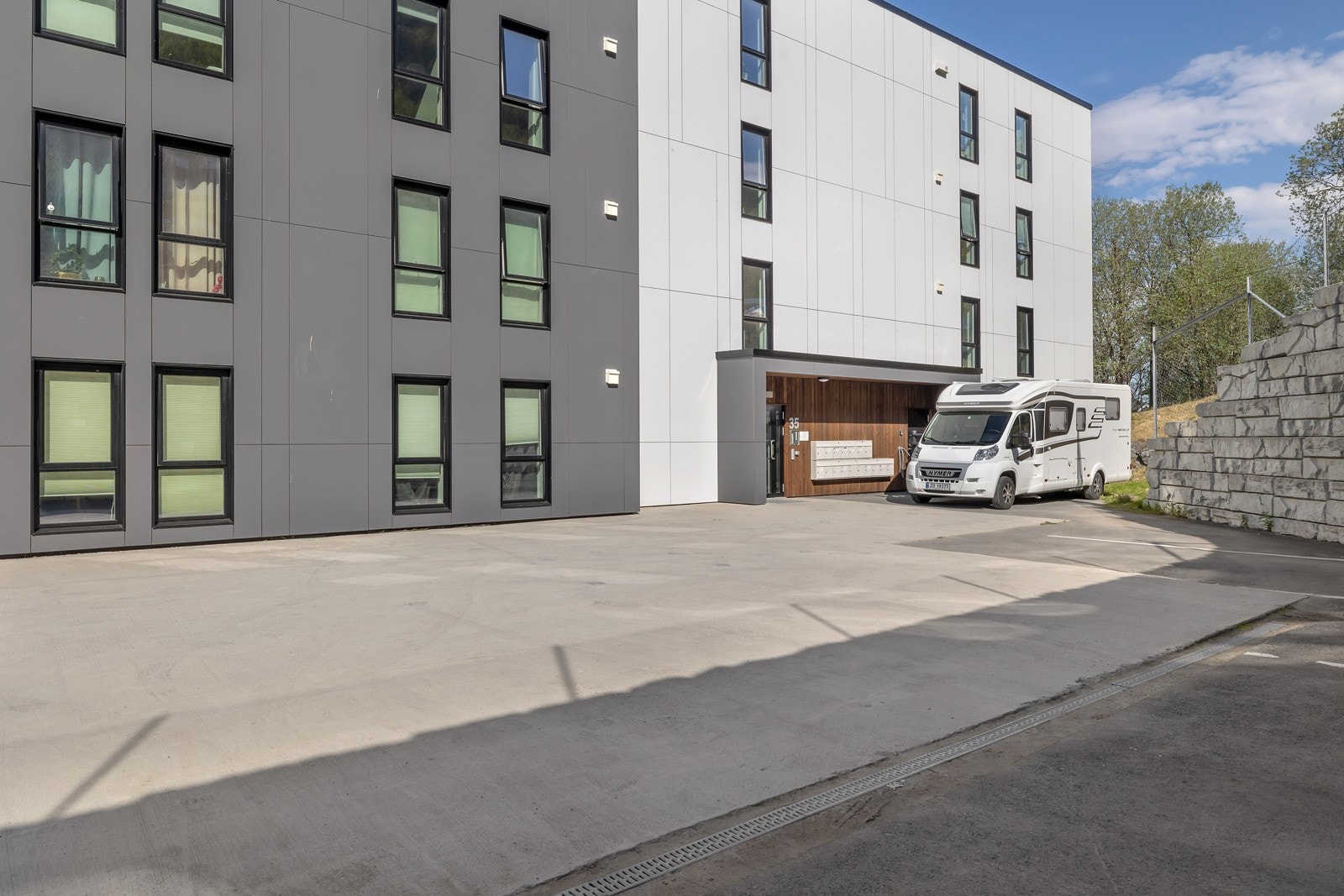 Det er godt med gjesteparkeringsplasser for besøkende Galleribilde