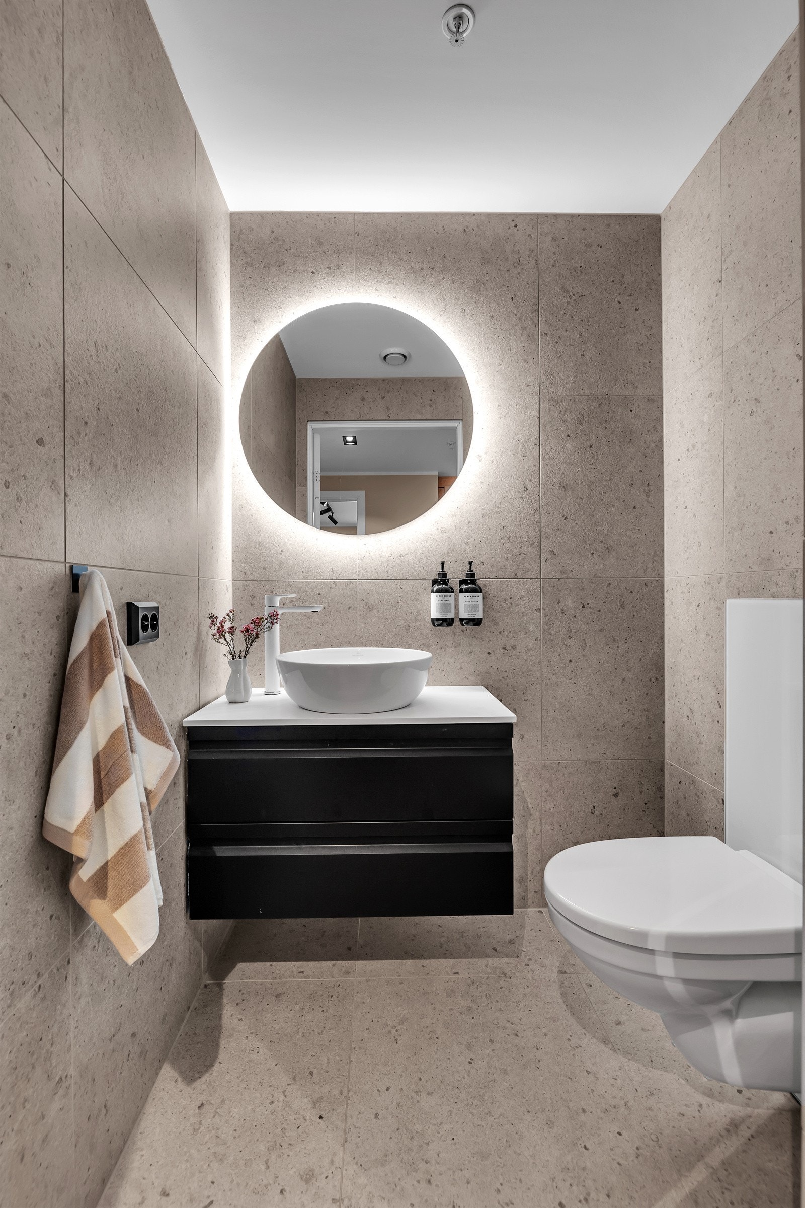 I nærheten av soverommene finner du dette praktiske gjestetoalettet Galleribilde