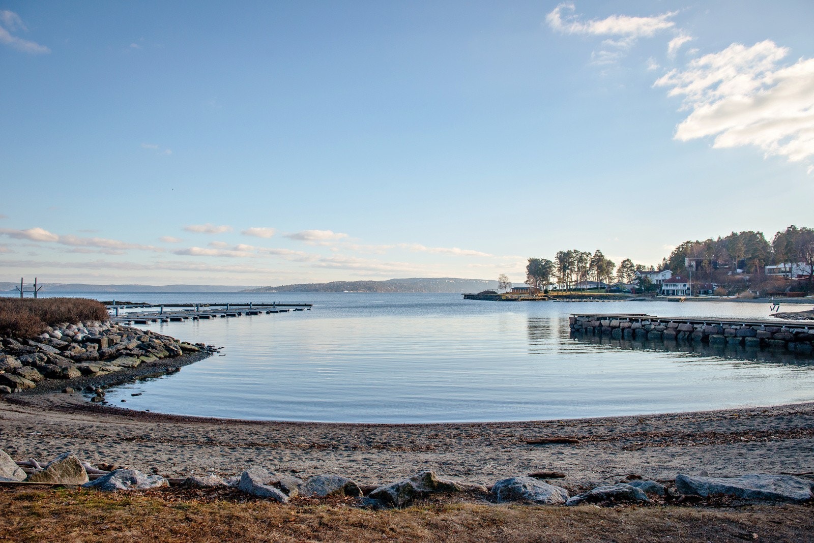 Noen få meter fra sameiet finner du hyggelige Godthaab stranden Galleribilde