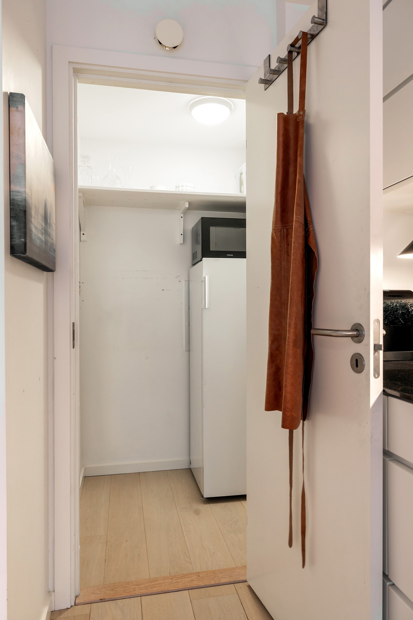 Fra kjøkkenet er det direkte adkomst til et praktisk kott/spiskammers til oppbevaring av støvsuger, tørrvarer, kjøkkenmaskiner o.l. Galleribilde