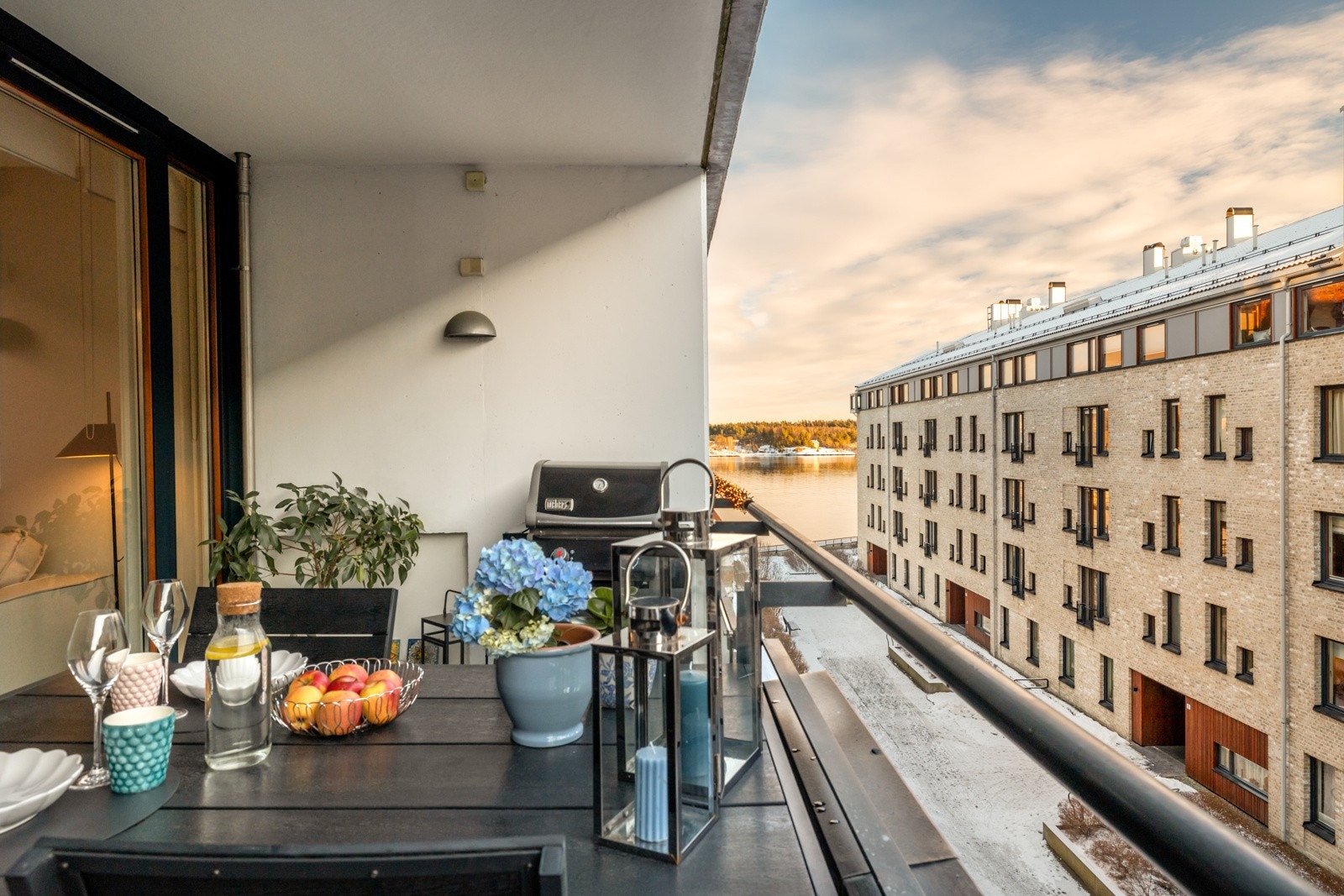 Velkommen til en tiltalende og lekker 4-roms med attraktiv beliggenhet, rett ved sjøen Galleribilde