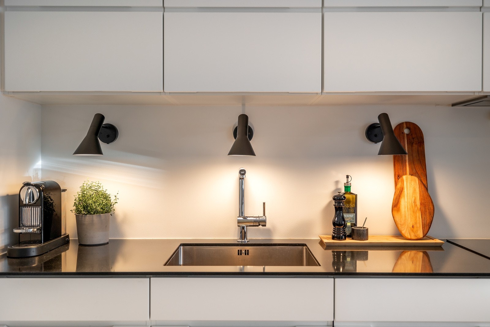 Kjøkkenet har godt med benkeplass, samt lagring i skap og skuffer Galleribilde