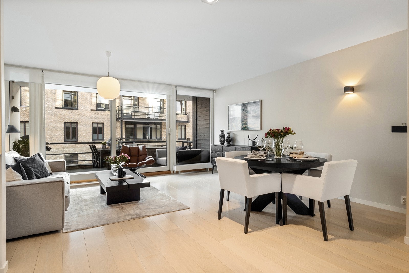 Stuen er naturlig inndelt i ulike brukssoner, med god plass for både sofagruppe og spisebord - et hyggelig samlingspunkt for familie og venner Galleribilde