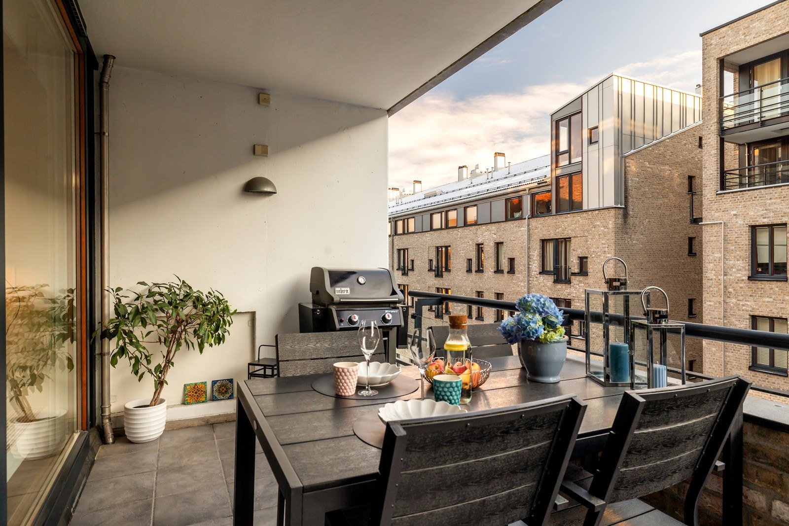 Balkongen med adkomst fra stuen er 11 kvm og har god plass til utemøblement og grill Galleribilde