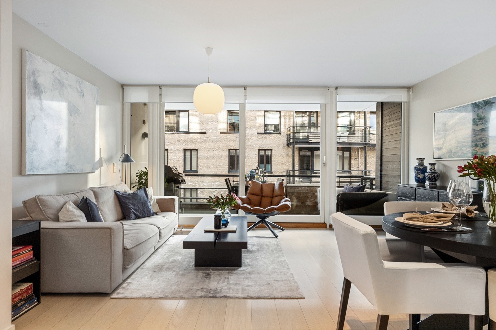 Store vindusflater slipper inn rikelig med naturlig lys Galleribilde