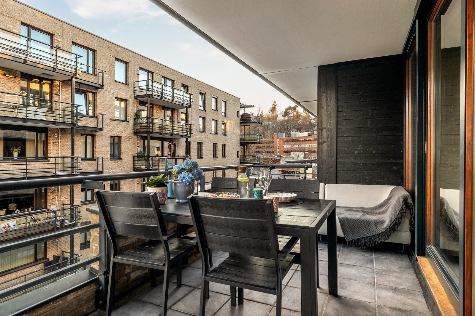 Balkongen er overbygget som gjør det lunt og godt på kveldstid Galleribilde