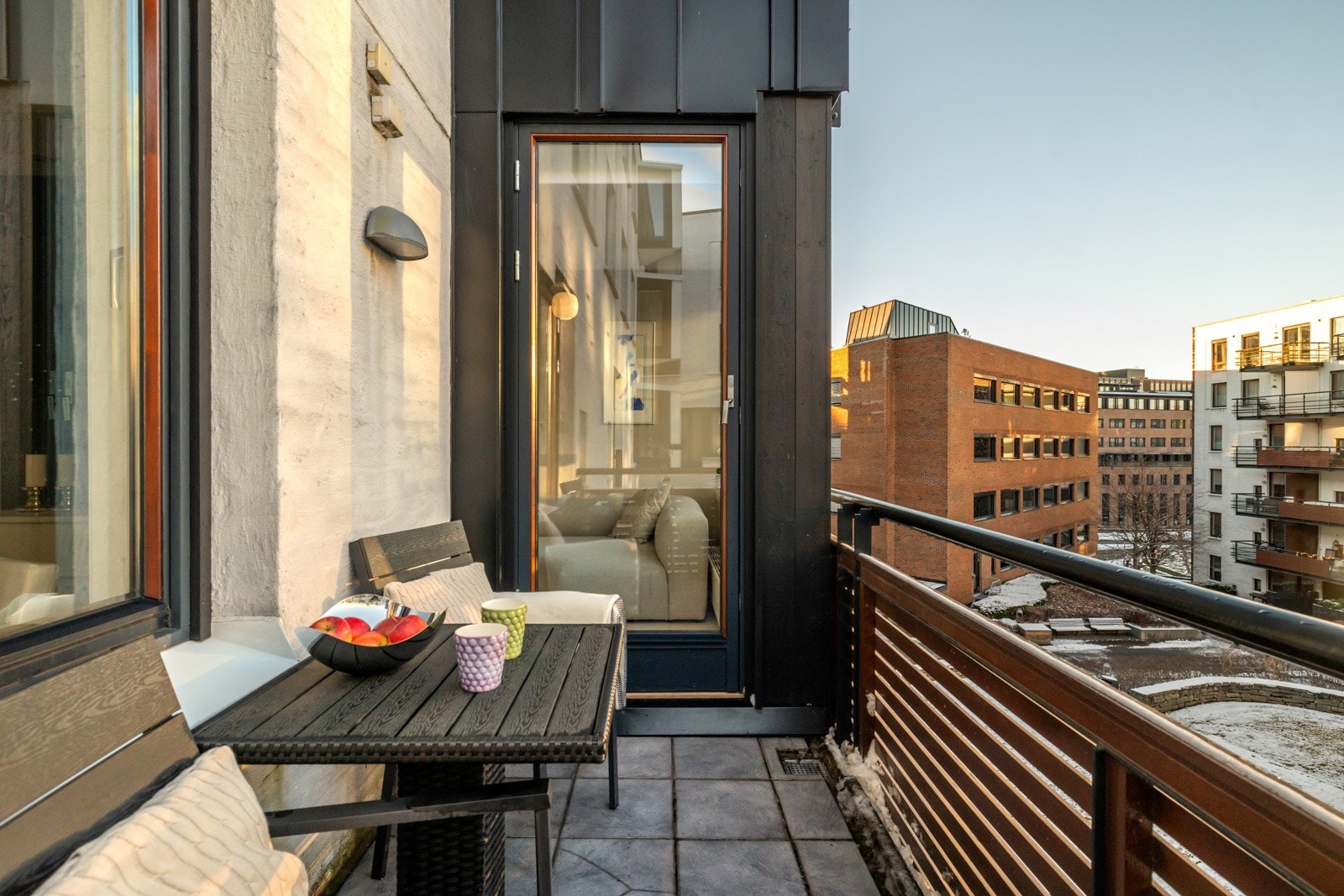 Balkongen har plass til utemøblement og hyggelig utsyn over sameiets fellesområder Galleribilde