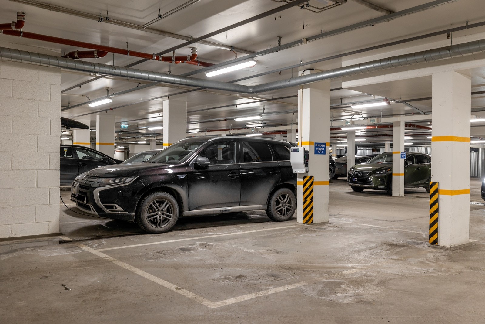 Leiligheten har bruksrett på en garasjeplass med elbil-lader og heisadkomst til leilighetsplan Galleribilde