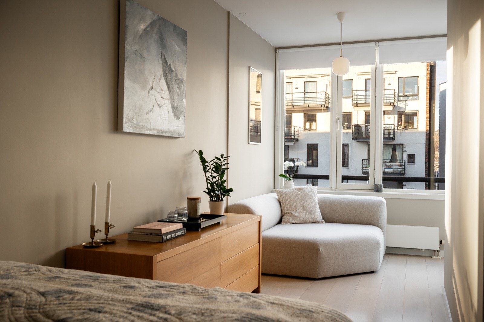 Et lyst rom med store vinduer, enstavs parkett på gulvet og lysmalte vegger Galleribilde