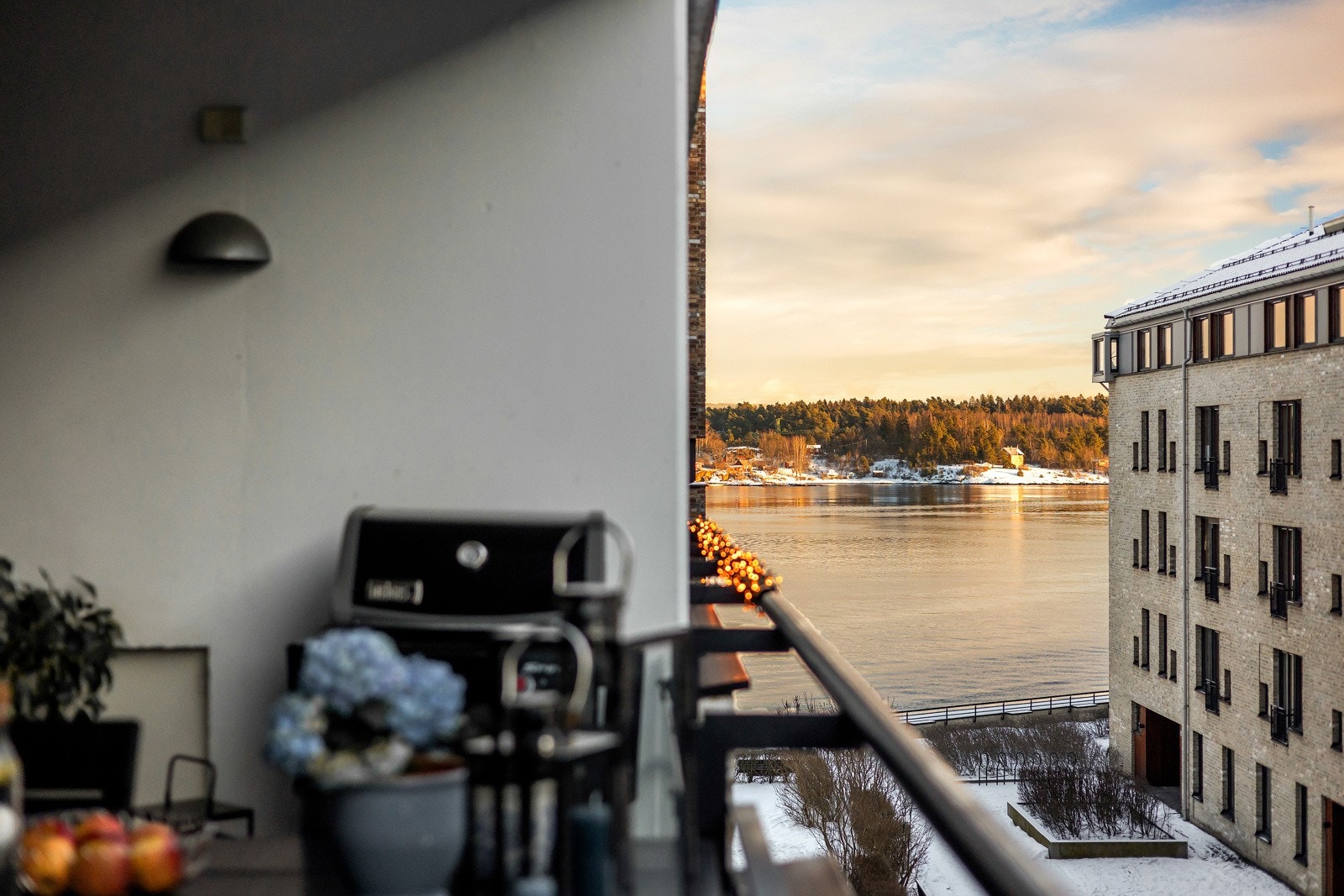 Her er det gode solforhold så varme dager virkelig nytes, en herlig forlengelse av stuen i sommerhalvåret Galleribilde