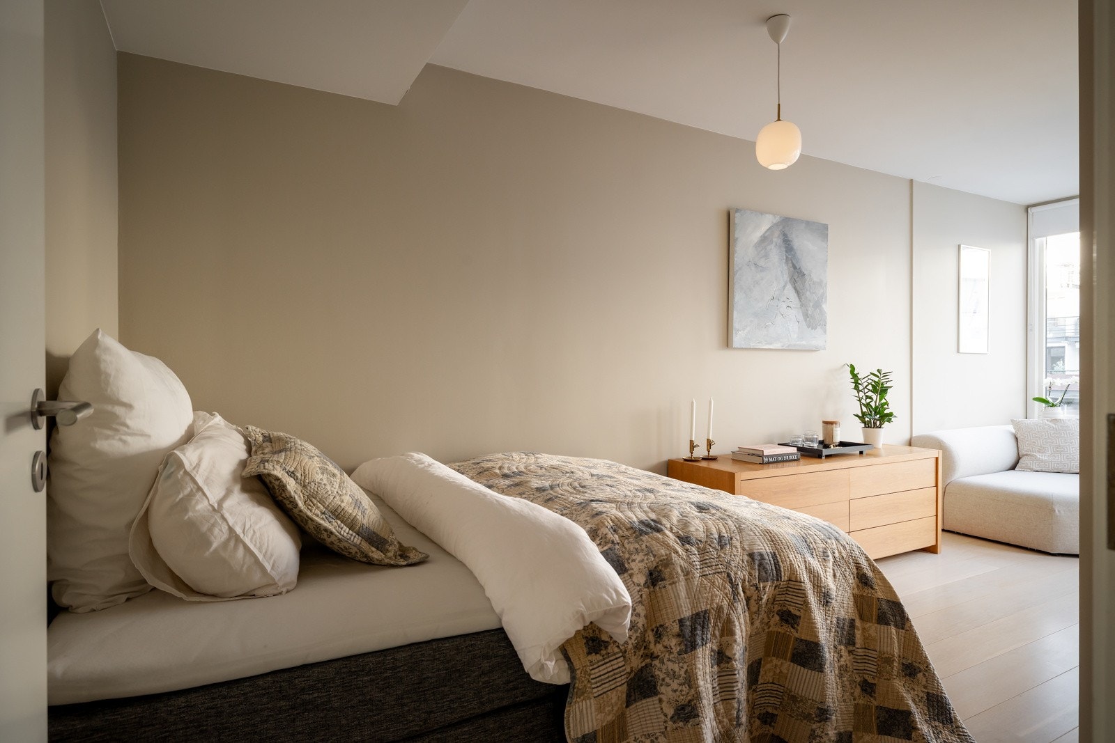 Soverom II har fin størrelse og plass til dobbeltseng med tilhørende møblement Galleribilde