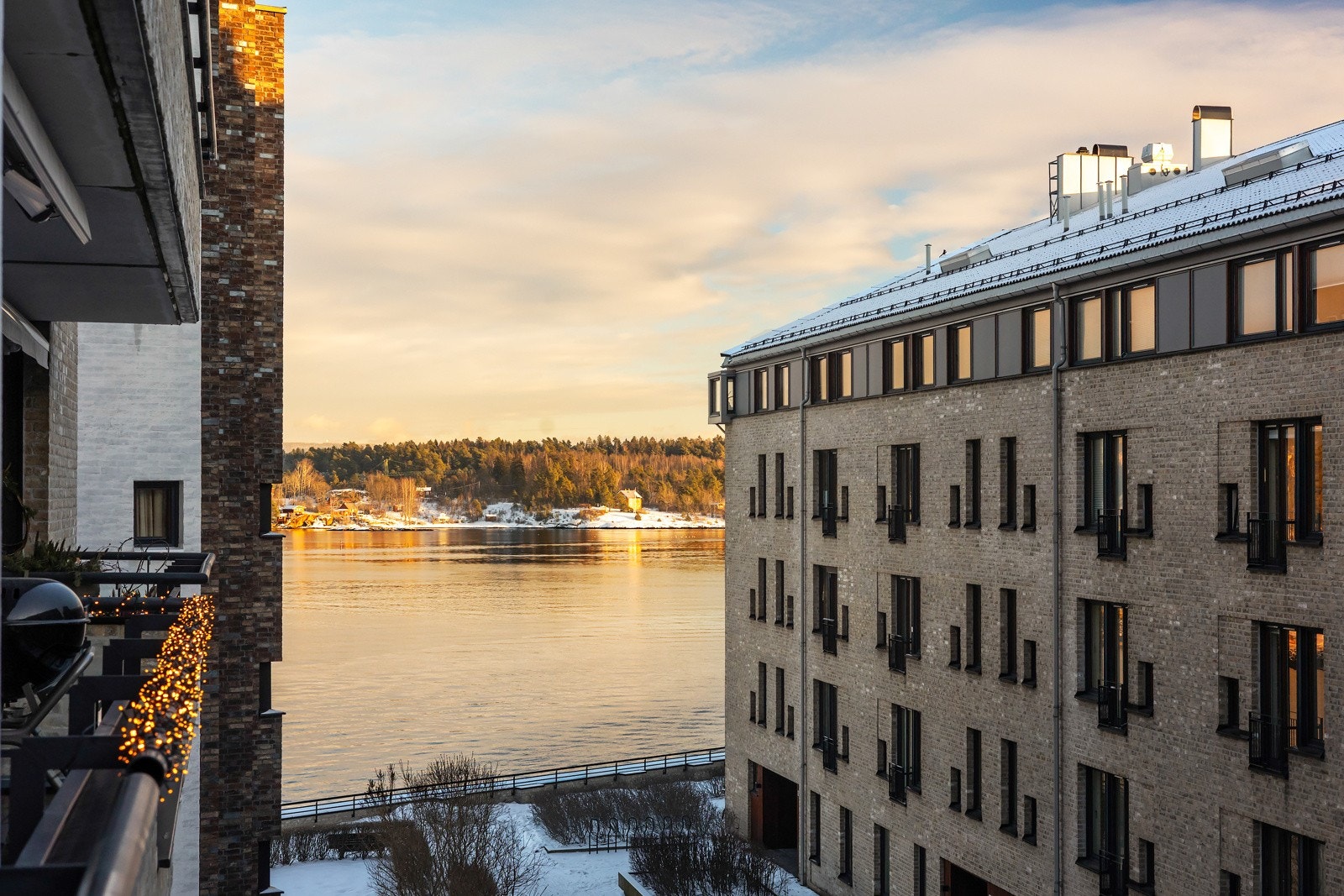 Boligen inneholder: Entré, stue/kjøkken, 3 soverom, bad/vaskerom, toalettrom og bod. Det medfølger garasjeplass samt at det er en felles takterrasse. Galleribilde
