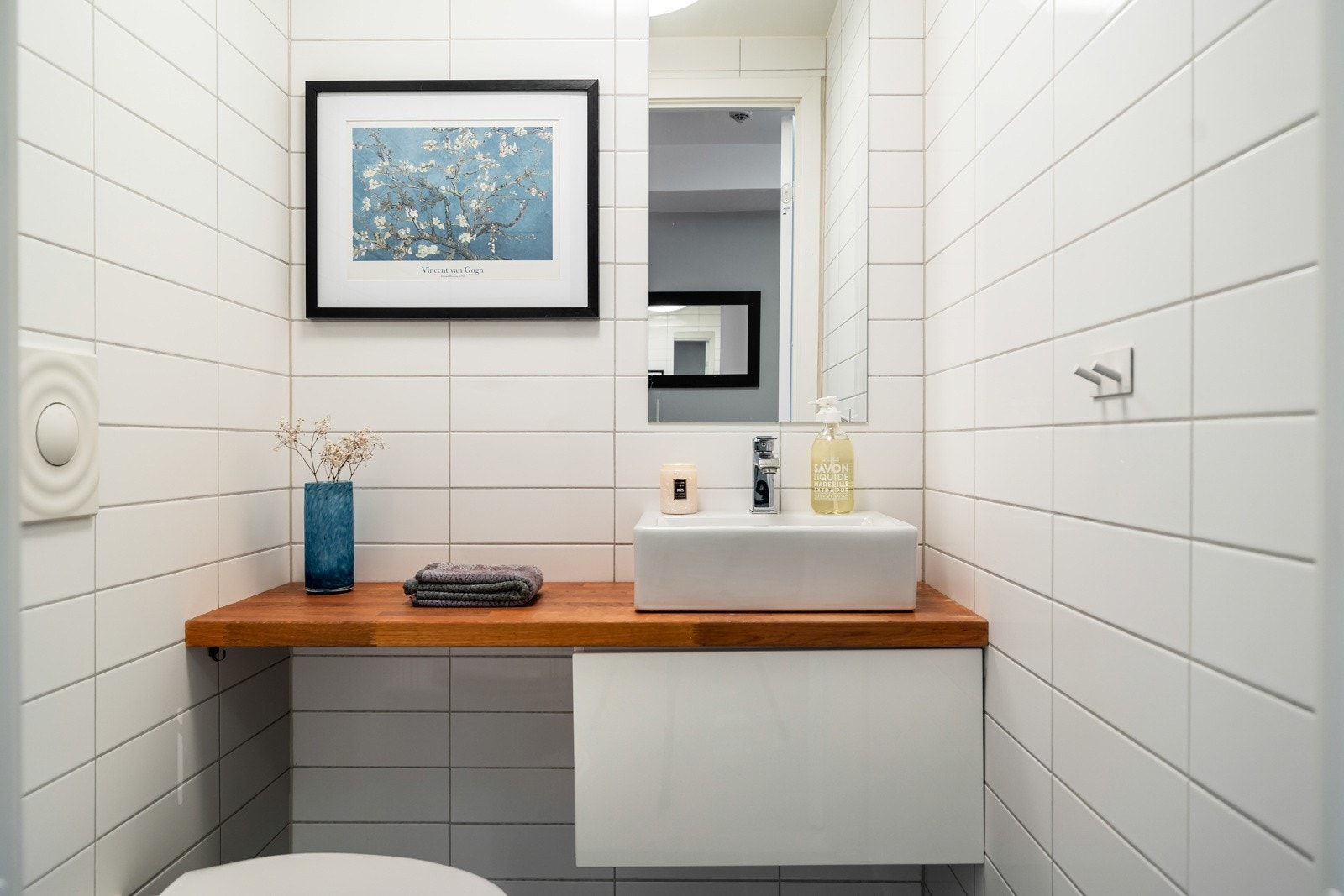 I entreen er det et separat toalettrom. Her er det vegghengt toalett, servant og speil Galleribilde