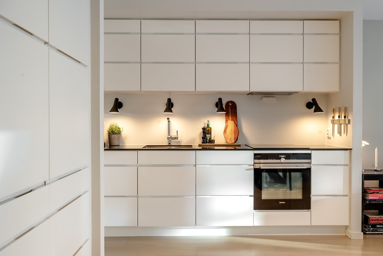 Kjøkkeninnredningen ble montert i 2016 og har glatte hvite fronter, samt benkeplater i kompositt Galleribilde