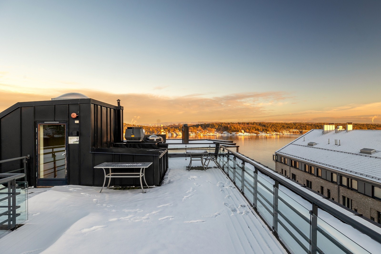 Sameiet har en felles takterrasse i nummer 18 med sittegrupper, flott utsikt og sol store deler av dagen Galleribilde
