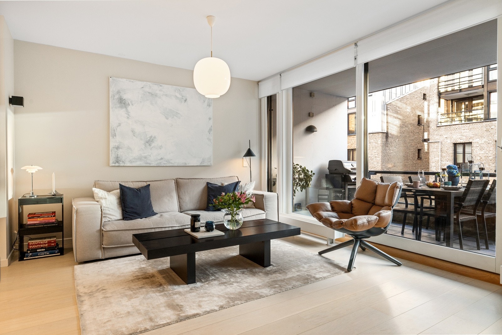 En glassdør fører ut til en av leilighetens balkonger Galleribilde