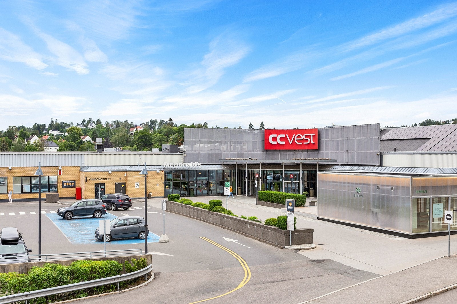 På CC finner du 90 butikker med et godt og variert utvalg av kjedebutikker, unike nisjebutikker og servering, i tillegg til Vinmonopolet og en av landets beste dagligvarebutikker, Meny Galleribilde