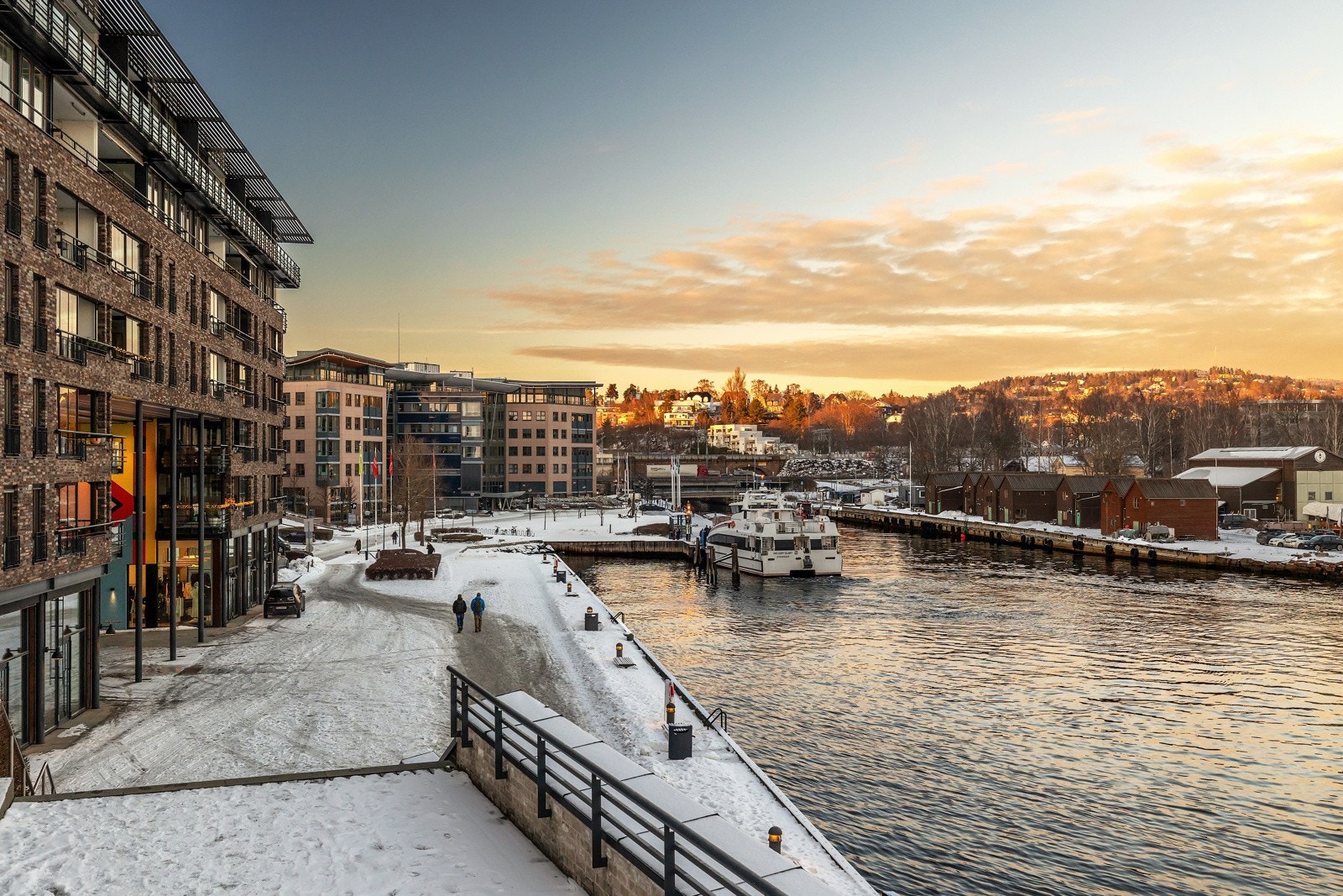 Leiligheten har en populær beliggenhet med nærhet til flere kjøpesenter, restauranter, offentlig kommunikasjon og sjøen som nærmeste nabo Galleribilde
