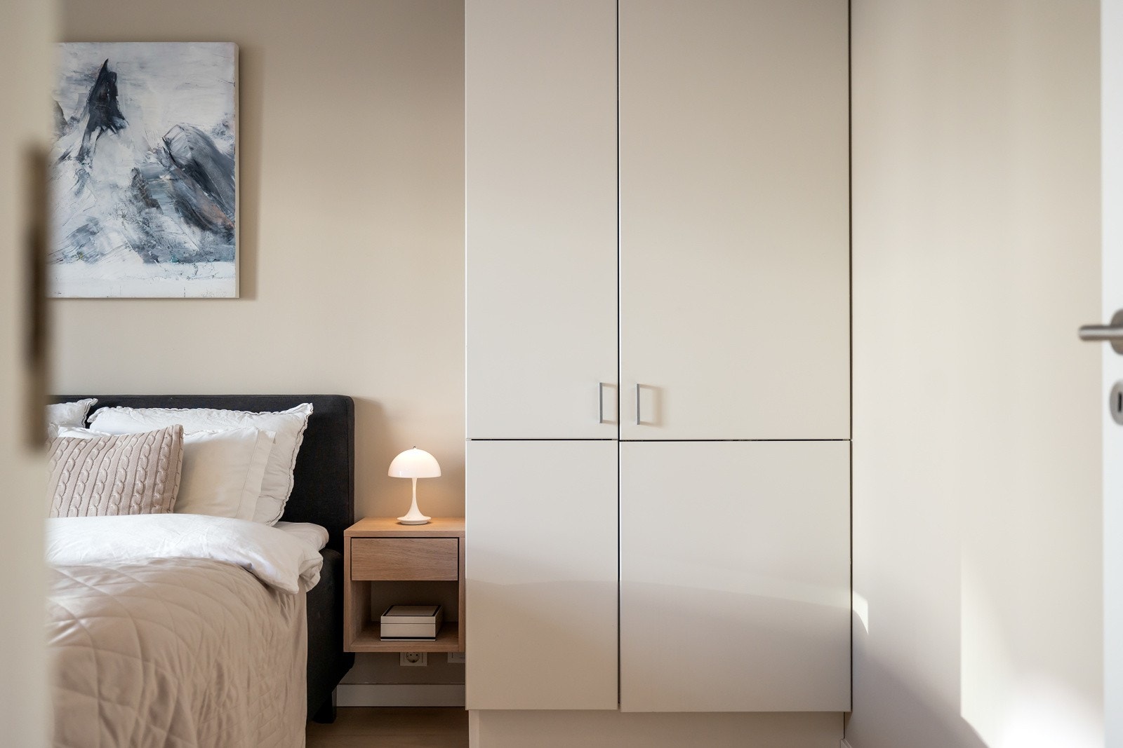 Her kan klær ryddes pent vekk i to garderober Galleribilde