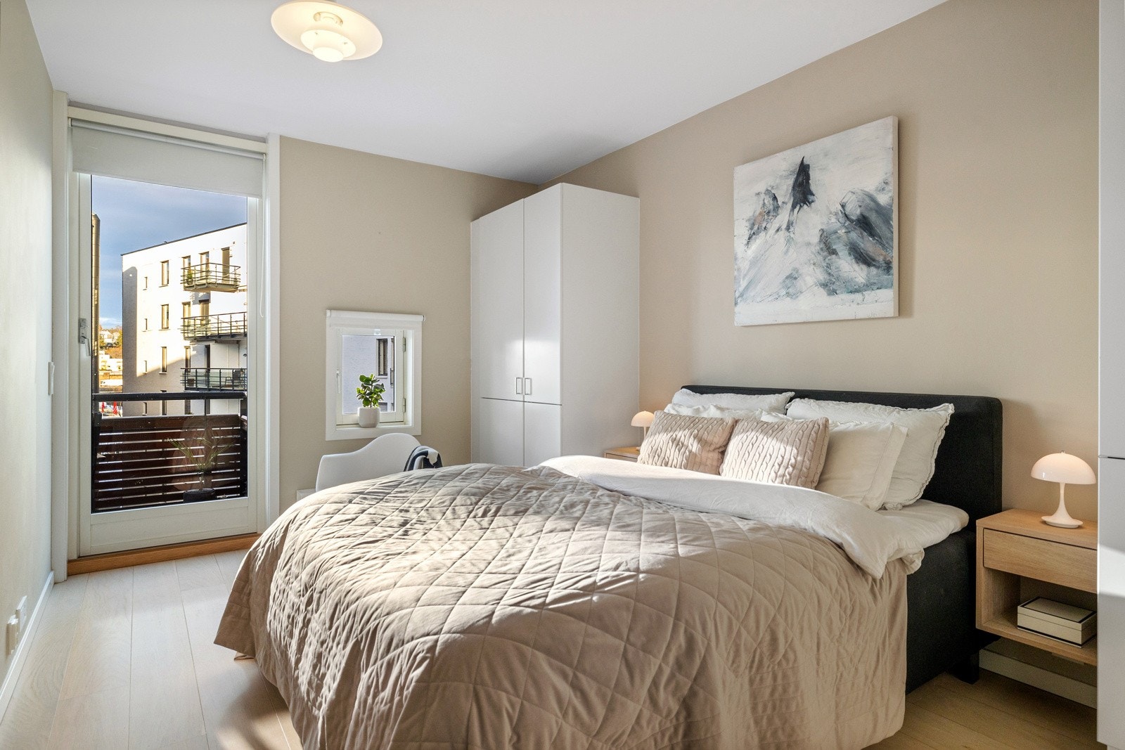 Hovedsoverommet har også adkomst til balkong II. Rommet er romslig og har god plass til dobbeltseng med tilhørende møblement Galleribilde