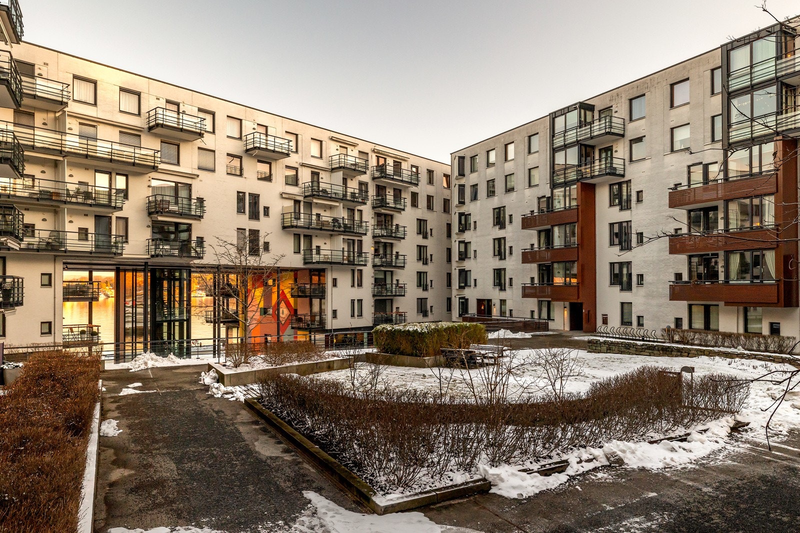 Sameiet har også flotte fellesområder på bakkeplan med store grøntarealer og sittegrupper Galleribilde