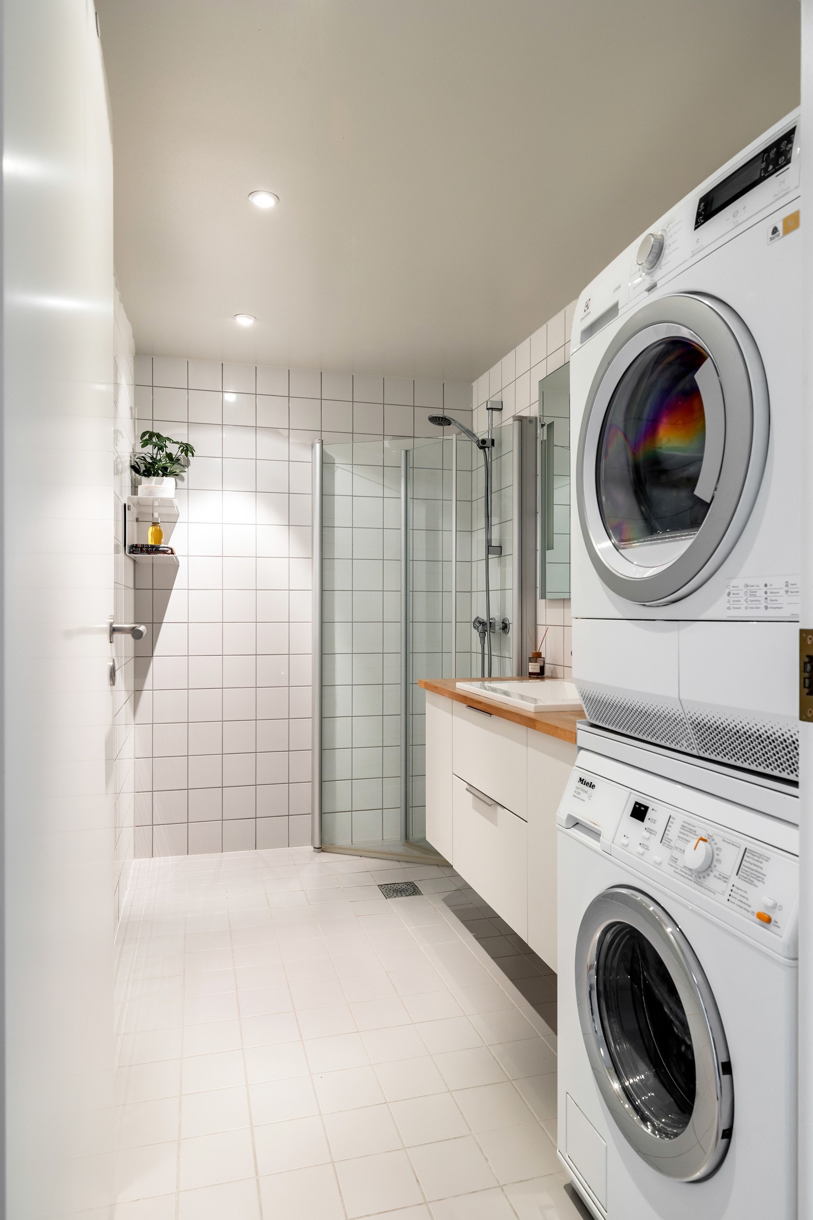 Badet har opplegg for både vaskemaskin og tørketrommel Galleribilde