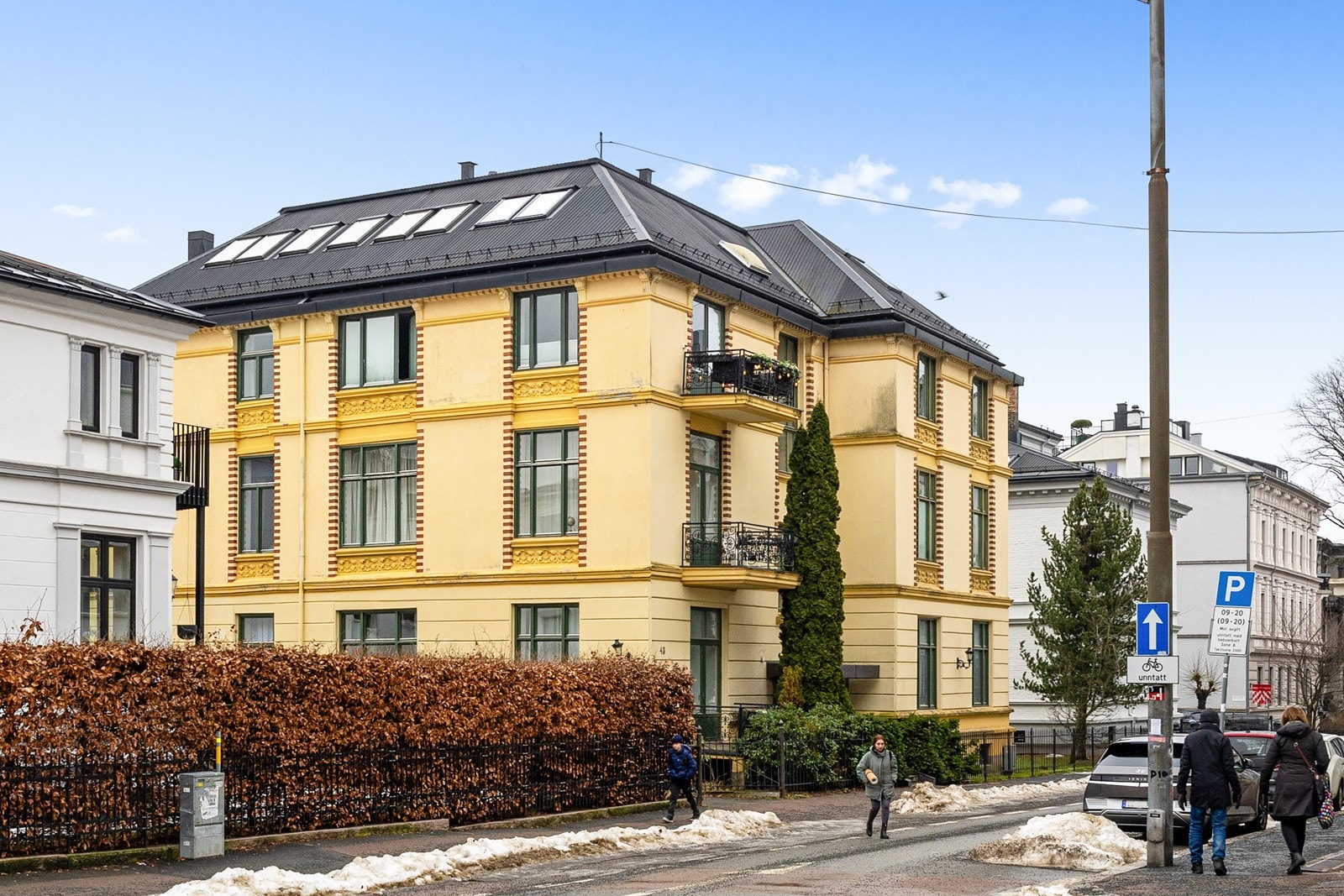 Den vakre bygården er anerkjent og populær, med en sentral beliggenhet i en enveiskjørt og stille gate. Galleribilde