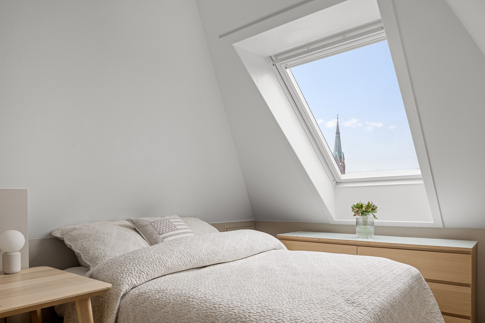 Pent og hyggelig soverom med plass til dobbeltseng og kommodeløsninger/vegghyller. Galleribilde