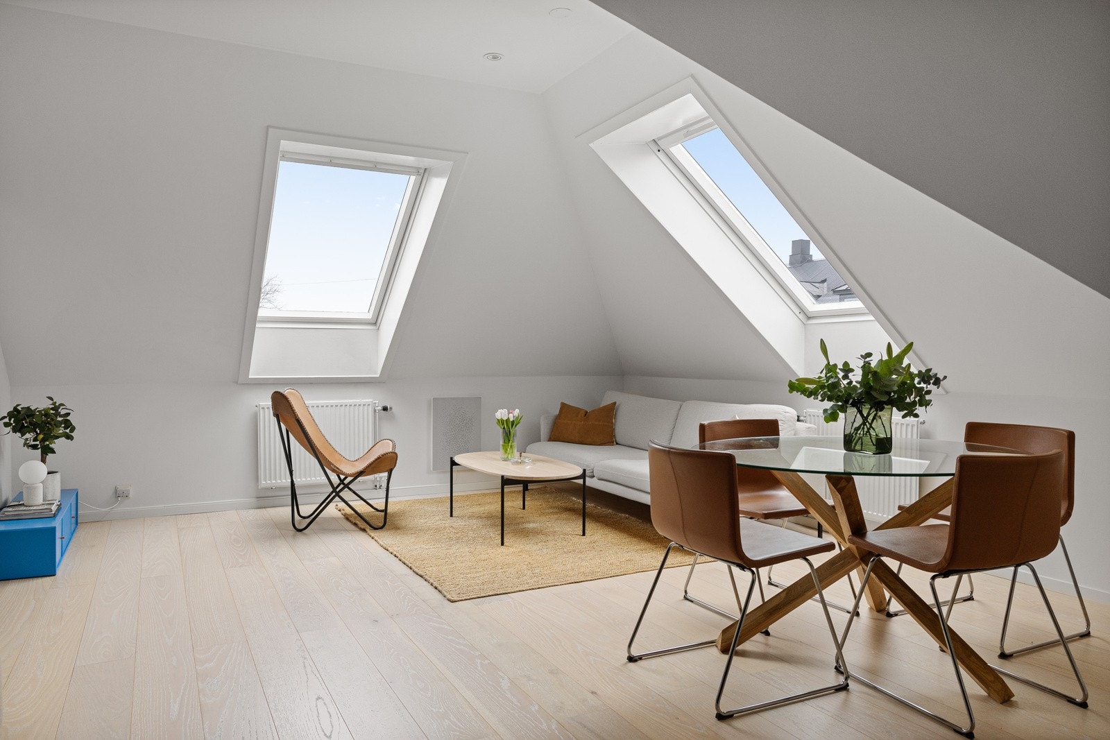 Innvendig fremstår leiligheten som svært innbydende, med god standard fra 2018/2019. Galleribilde