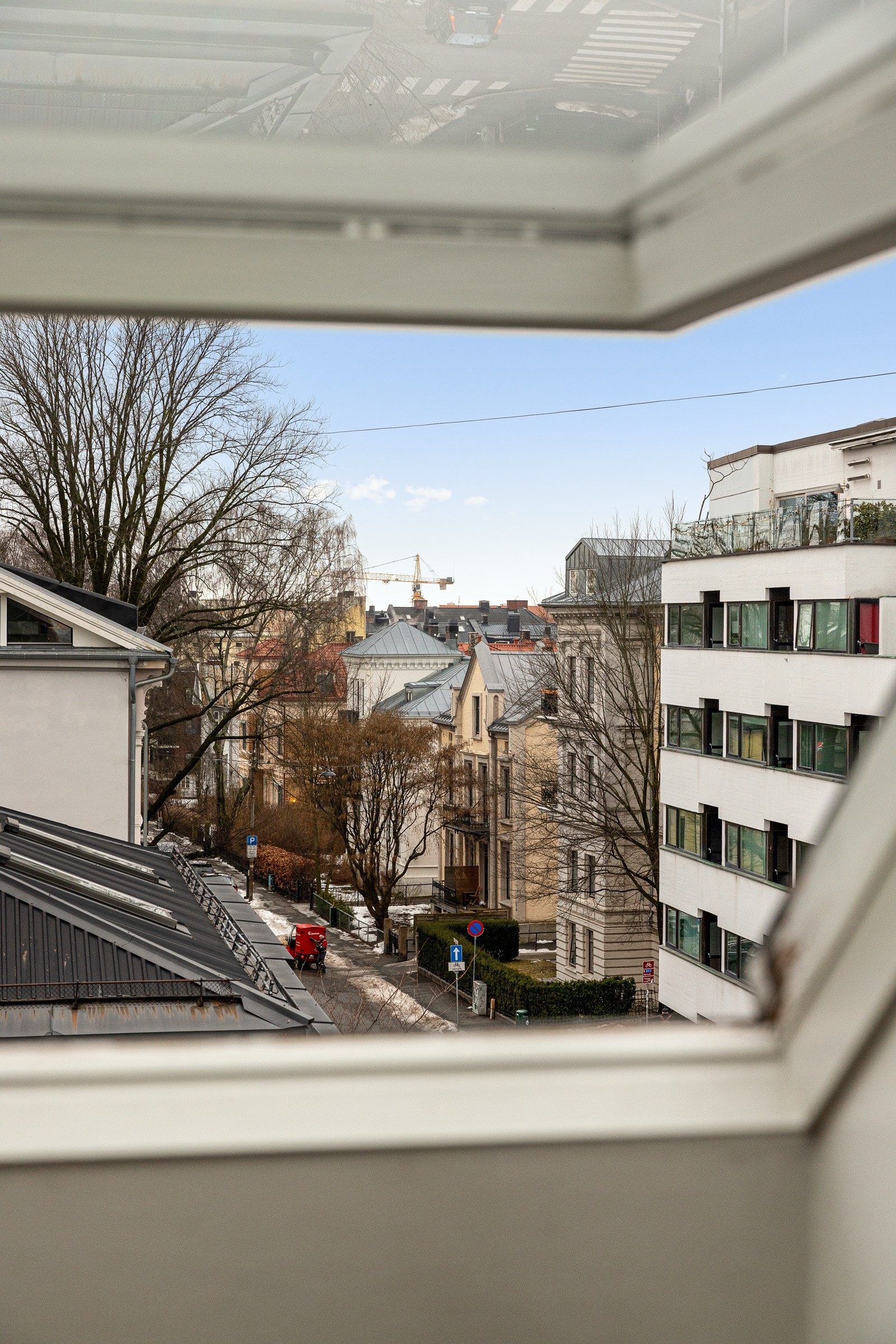 Fra toppetasjen kan du nyte en unik utsikt over byens tak i et av Oslos mest attraktive strøk. Galleribilde