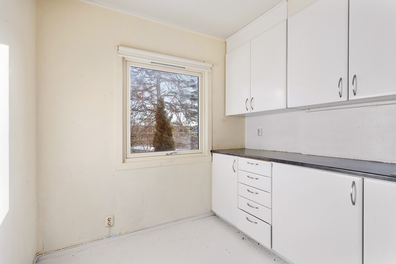 Kjøkken/soverom får massevis av naturlig lysinnslipp i vindu. Galleribilde