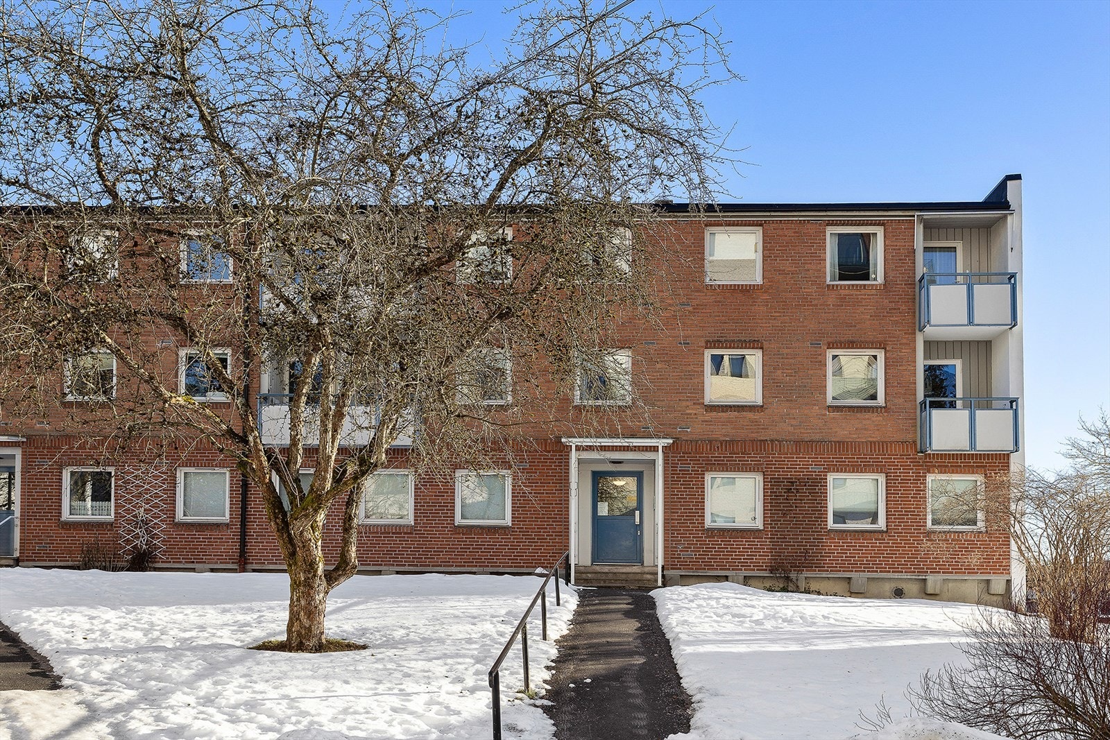 Fasaden sett utenfra. Det er varmekabler under asfaltert oppgang. Galleribilde