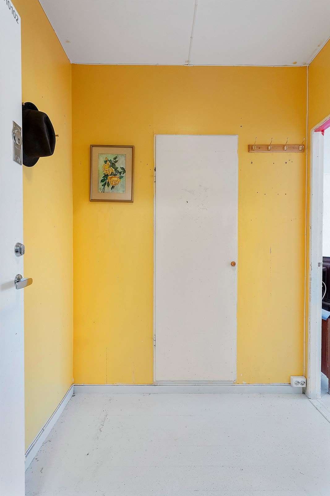 I entré er det gode muligheter til å lage garderobe/hylleløsninger. Innebygde skap gir rom for lagring. Galleribilde