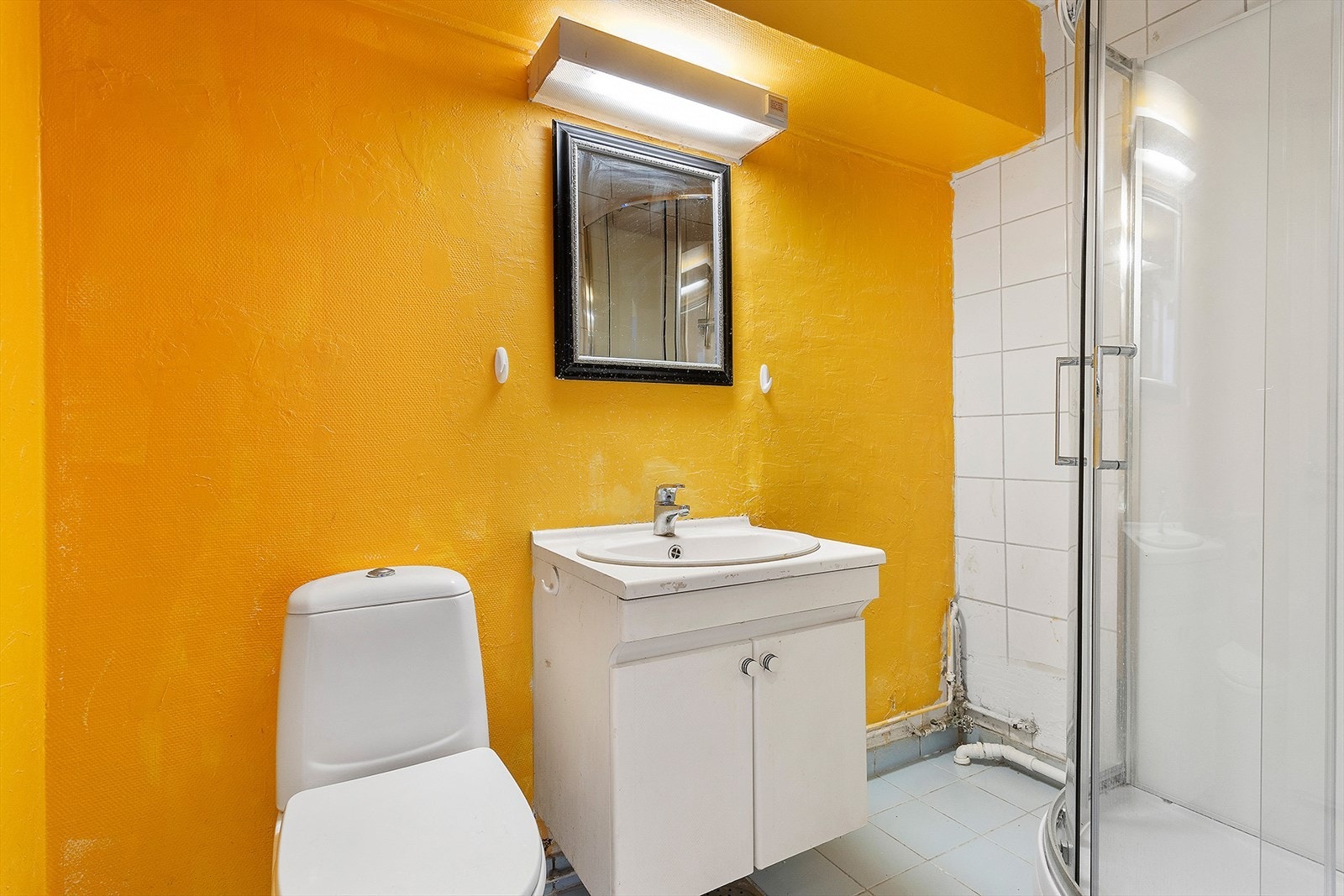 Bad med toalett, dusj og servant. Galleribilde