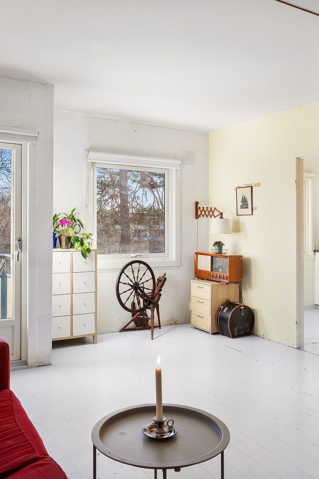 Store vindusoverflater som slipper inn rikelig med naturlig lys. Galleribilde