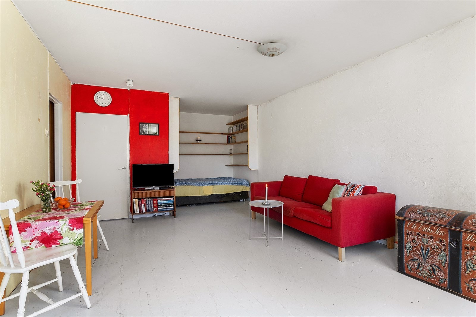 Stort og lyst oppholdsrom perfekt for åpen stue/kjøkken løsning. Galleribilde