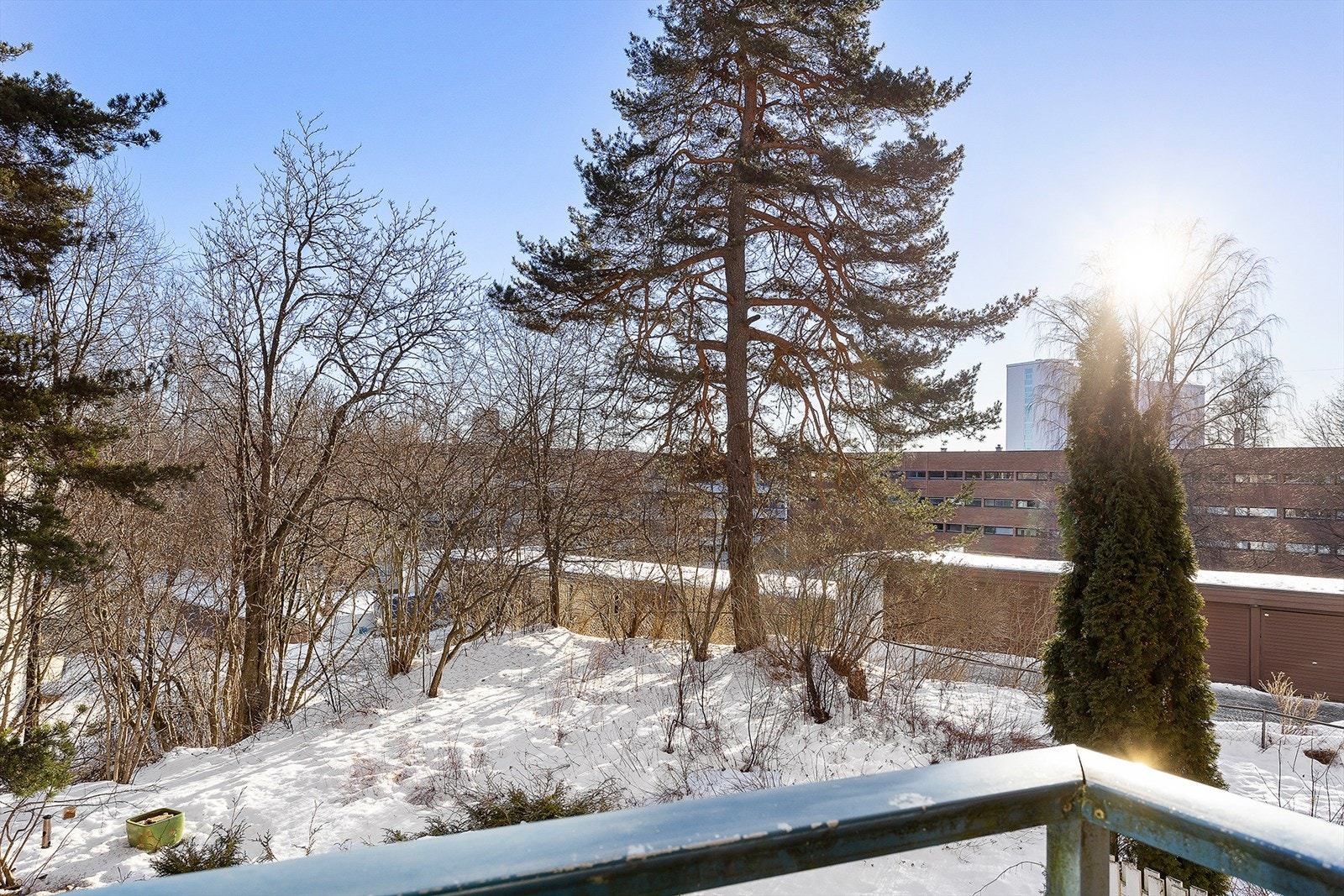 Balkongen er høytliggende og tilbaketrukket med god plass for utemøblement. Her bor man i frodige og landige omgivelser. Galleribilde