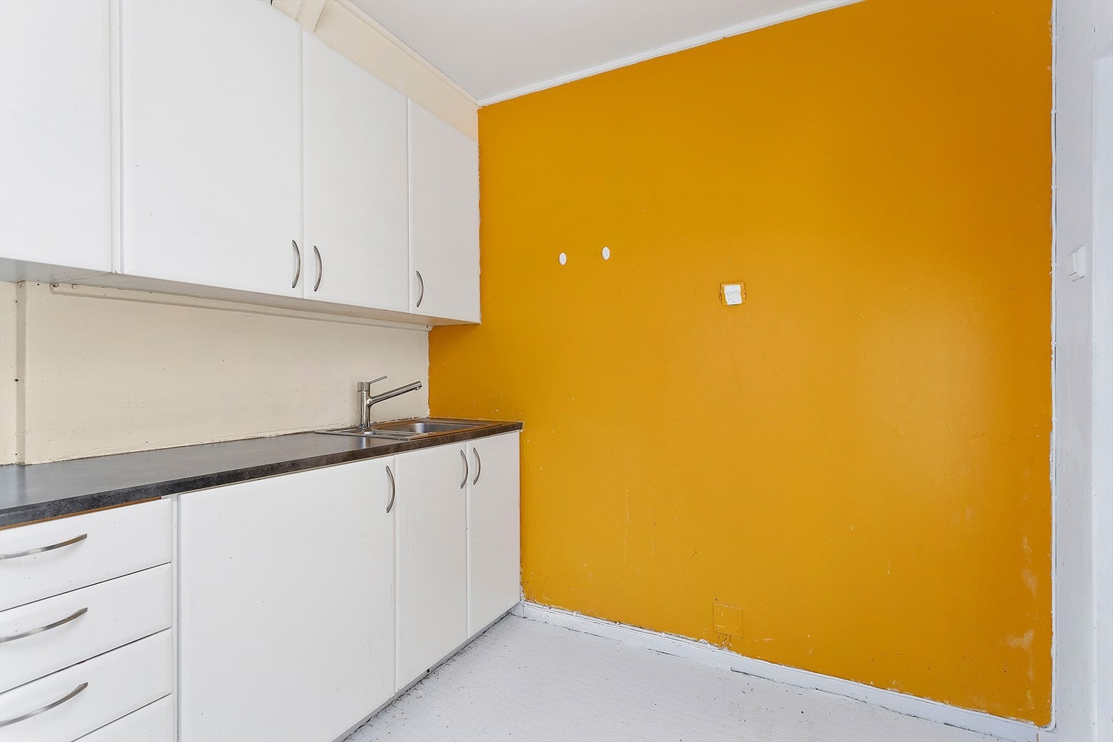 Kjøkkeninnredning med glatte fronter. Laminat benkeplate med nedfelt kum i rustfritt stål. Galleribilde