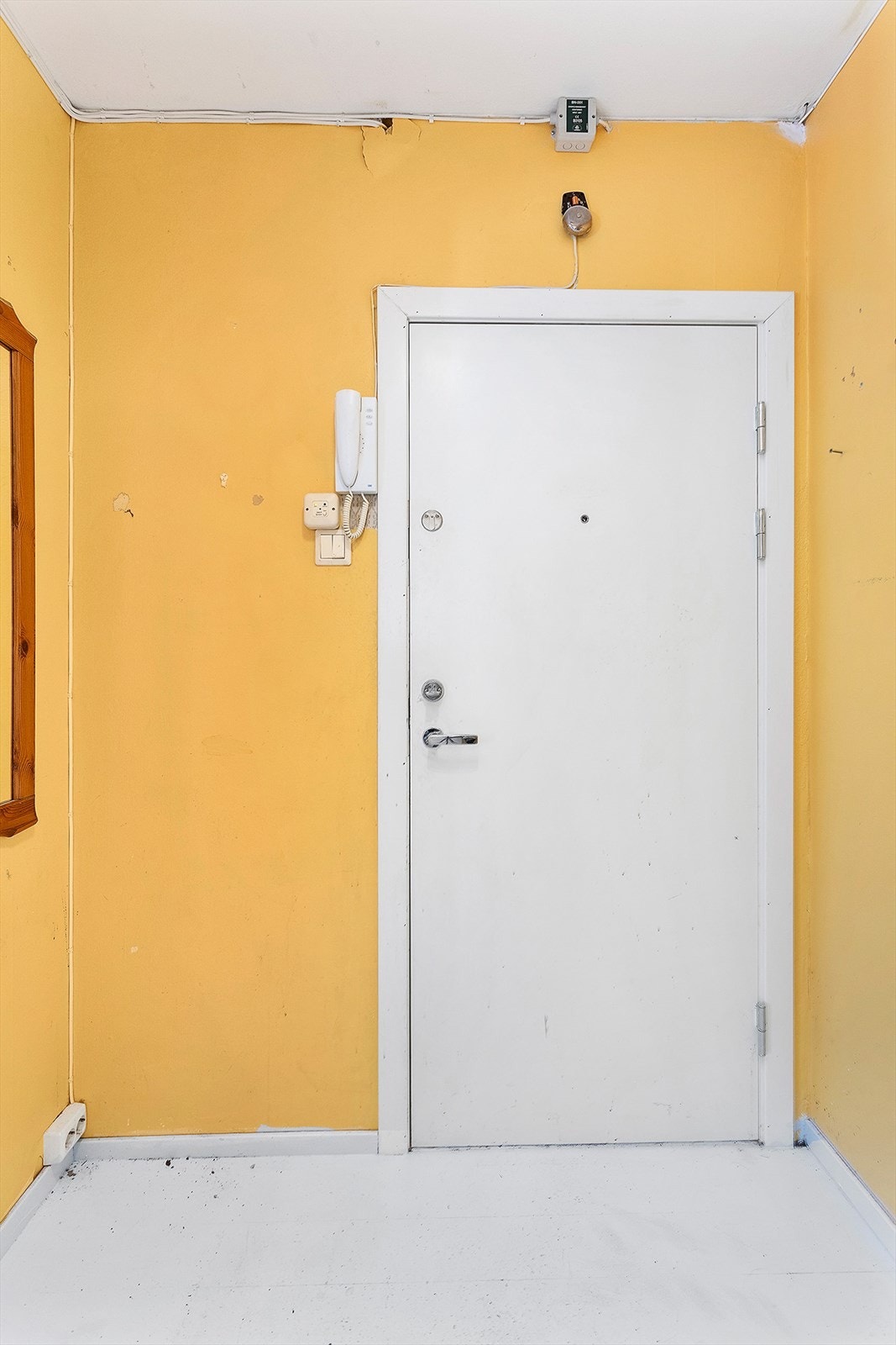 Lys og fin entré. I entré er det gode muligheter til å lage garderobe/hylleløsninger. Dørcalling. Galleribilde