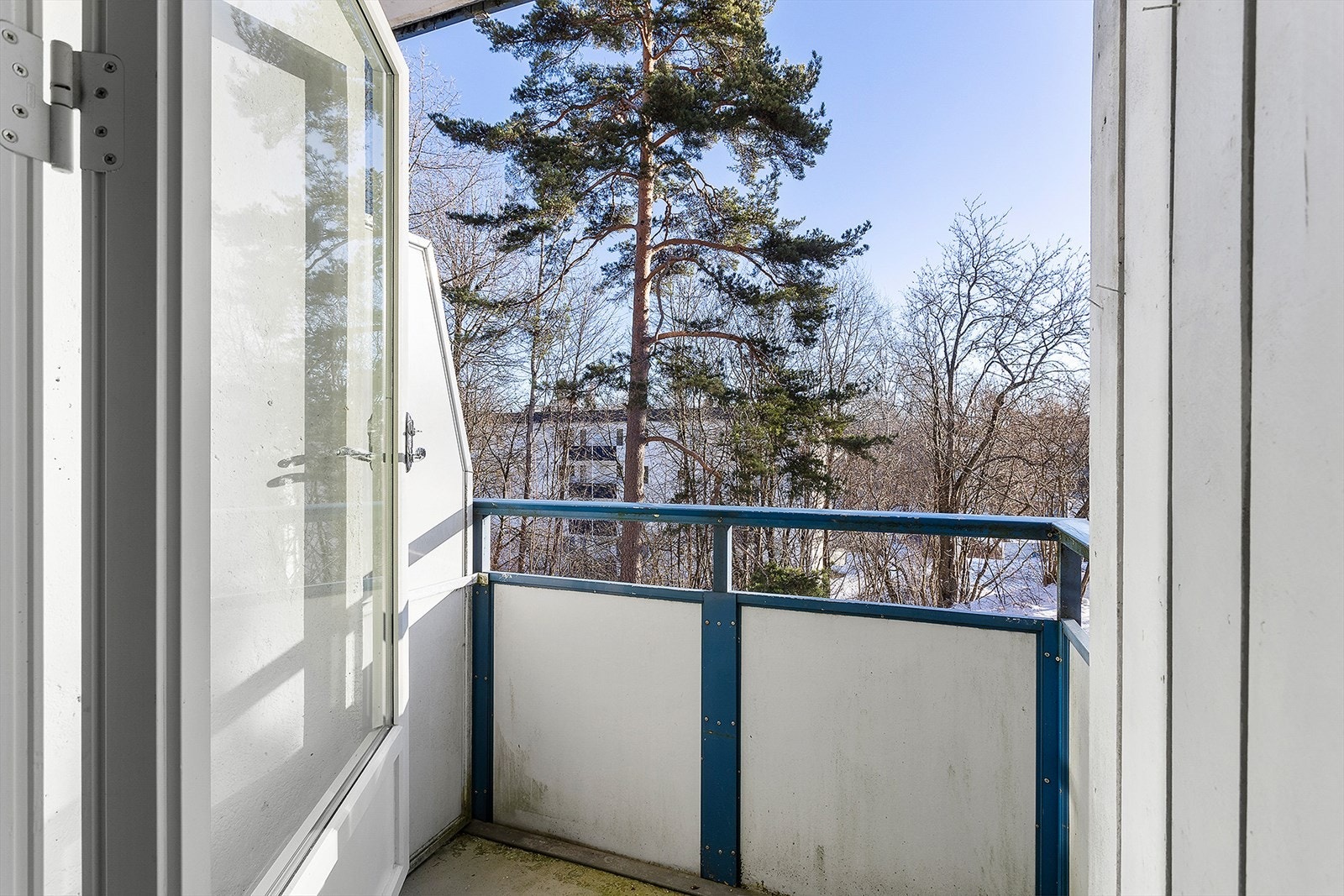 Solrik sydøstvendt balkong med et høyt og flott utsyn vendt ut mot landige omgivelser. Galleribilde