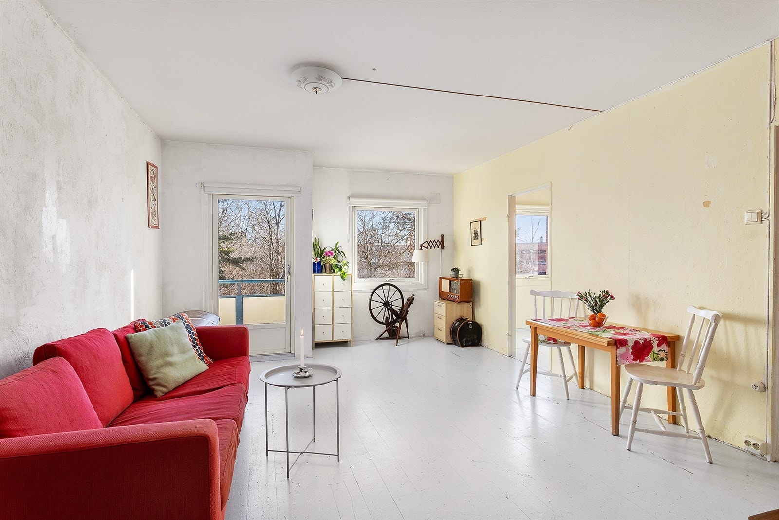 Planløsningen er svært praktisk, og det er naturligvis god plass til sofa med tilhørende medie- og oppbevaringsmøblement samt kjøkkenløsning. Galleribilde