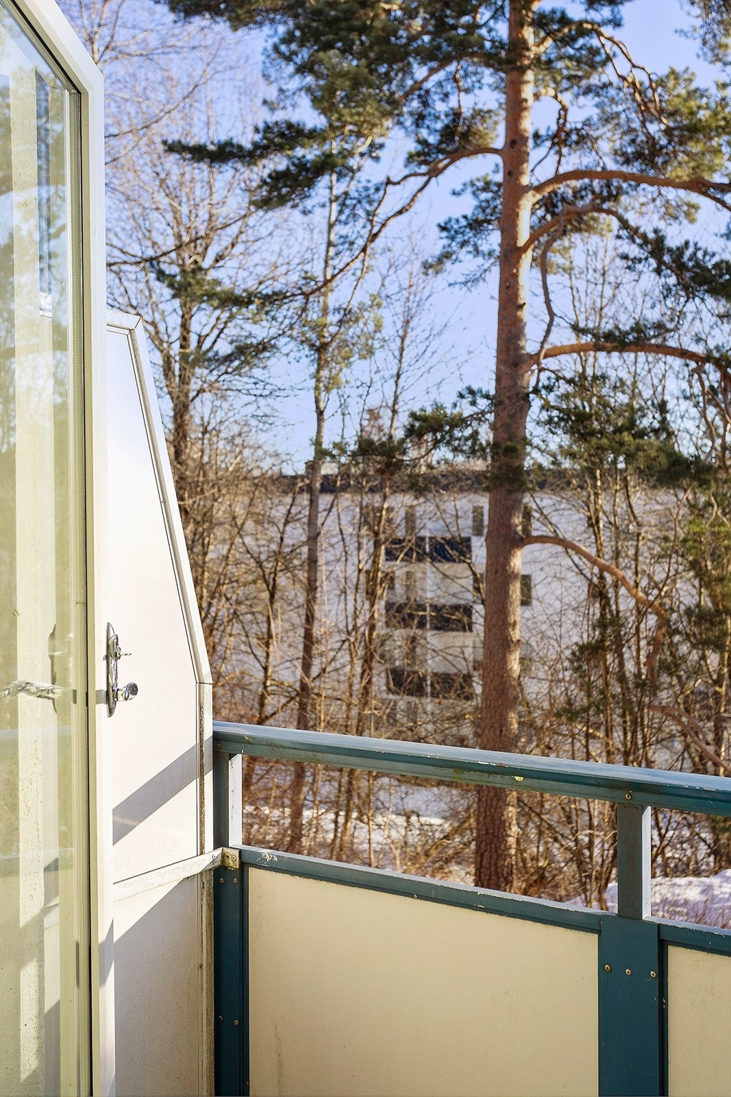 Fra stuen er det utgang til en flott sydøstvendt balkong med god plass for utemøblement og gode solforhold. Vinduer og balkongdør med tolags isolerglass, produsert i 2014. Galleribilde