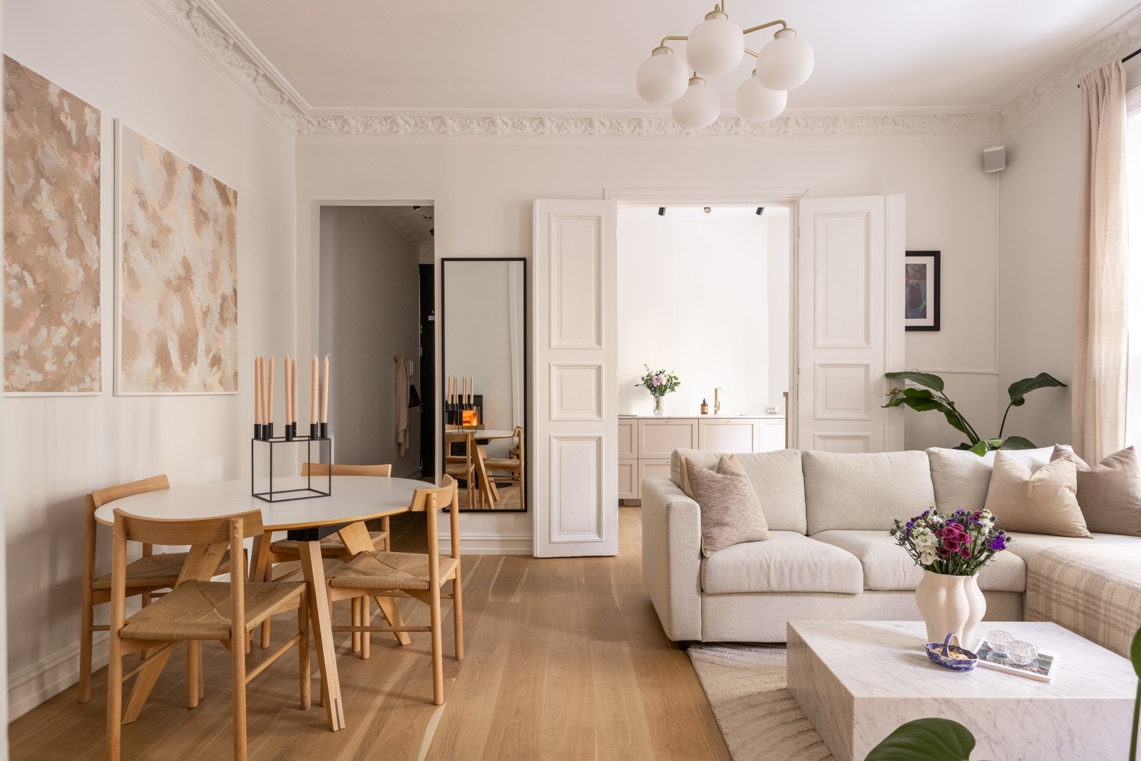 Stuen kan enkelt innredes med både sofa- og spiseseksjon. Galleribilde