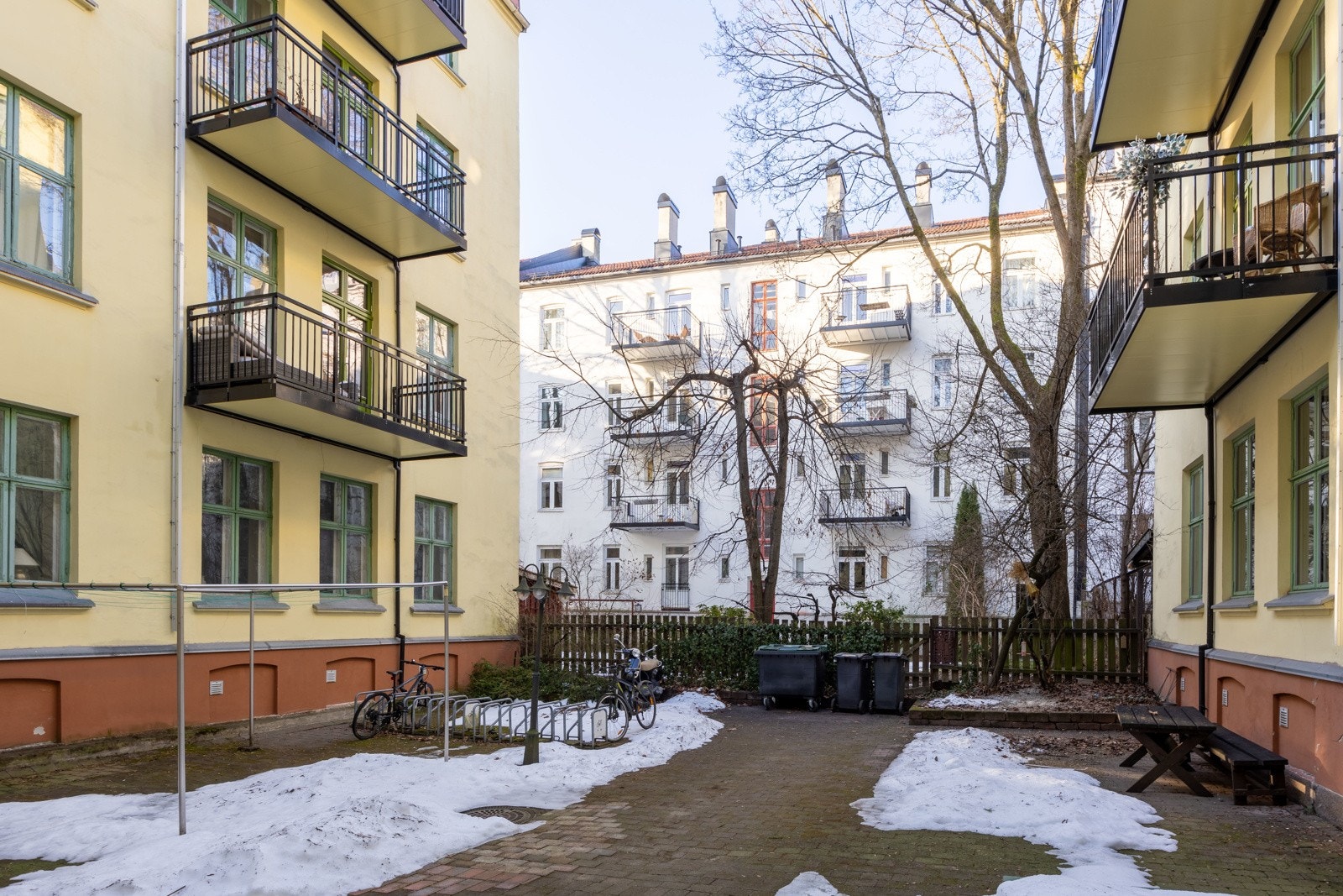 Stor felles bakgård. Galleribilde