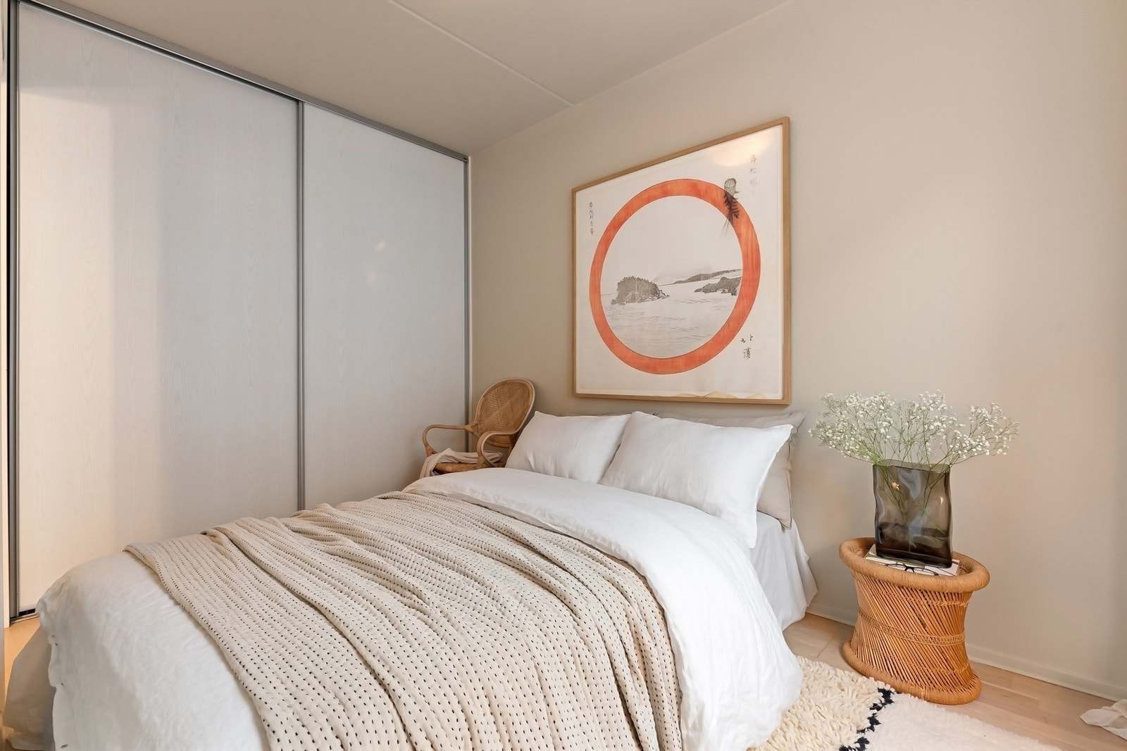 Det er god plass til dobbeltseng med tilhørende nattbord og oppbevaringsplass i garderobeskap. Galleribilde