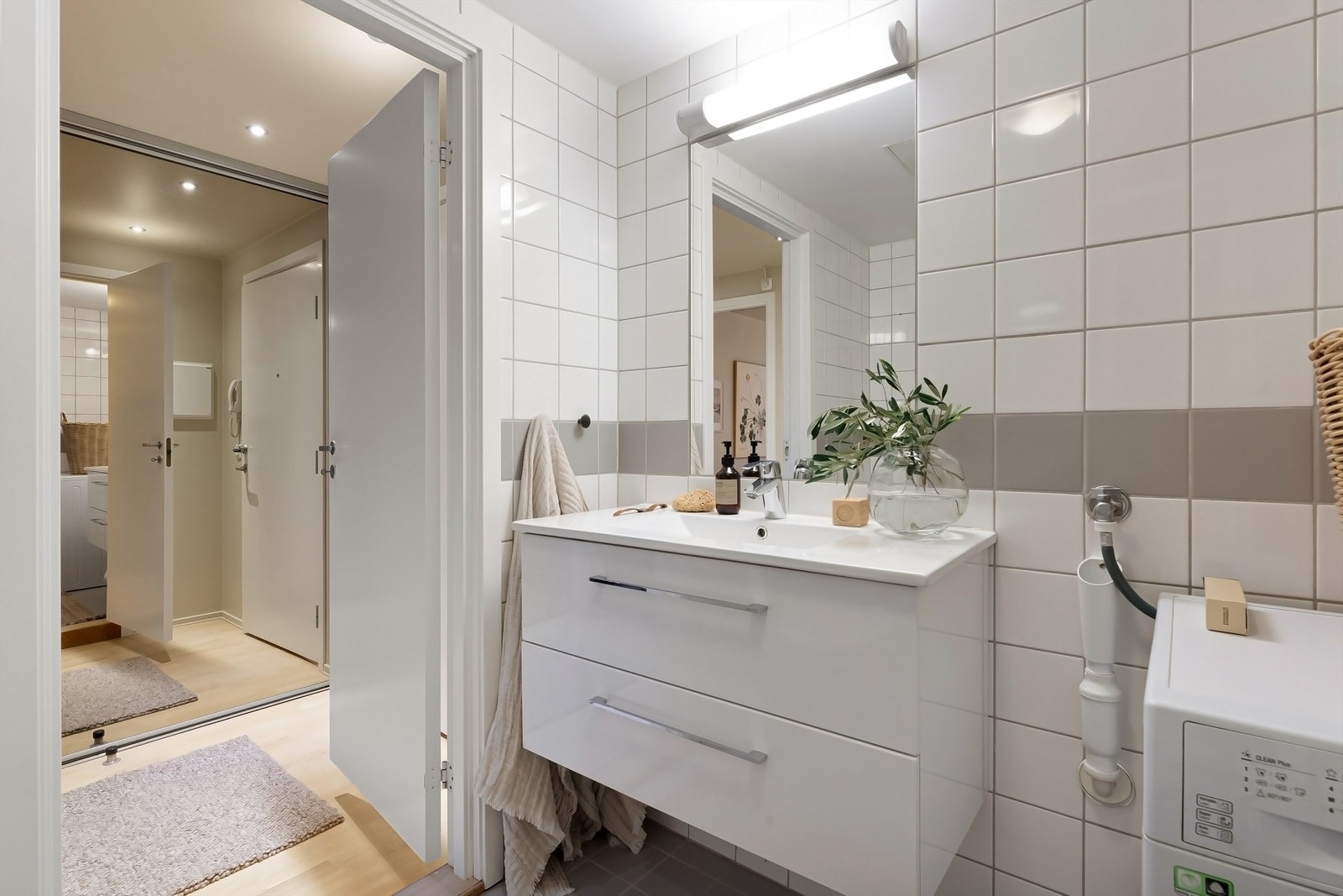 Opplegg for vaskemaskin og mekanisk avtrekk. Galleribilde