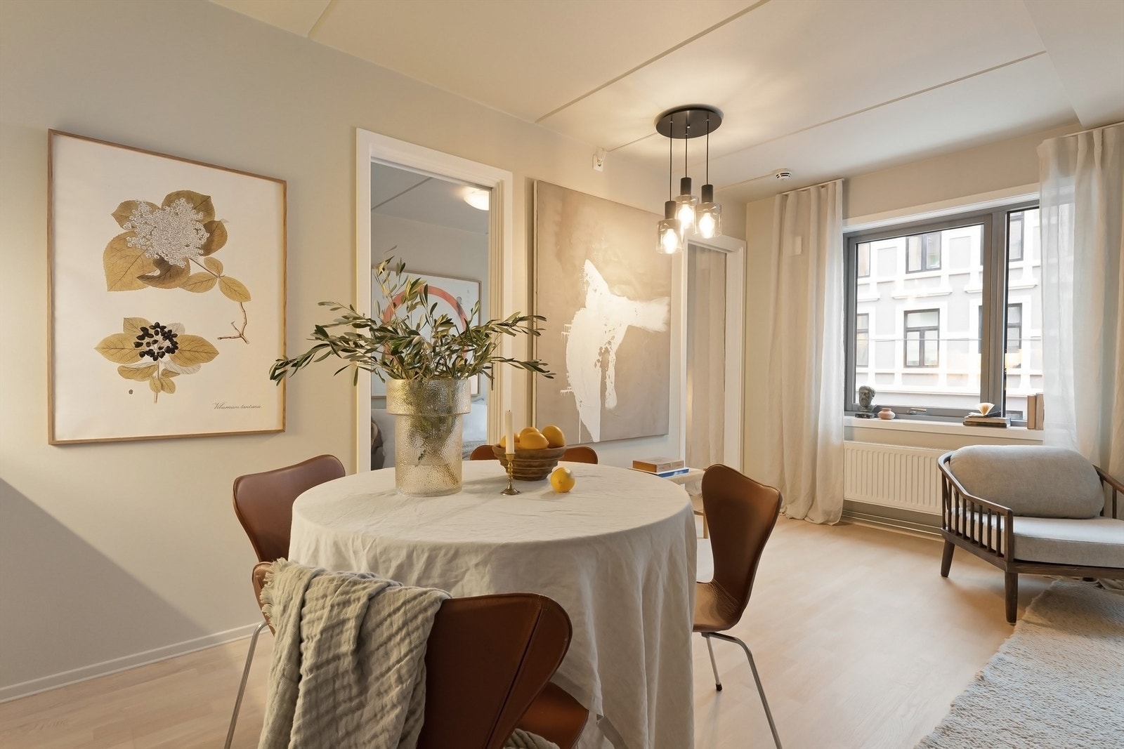 Rommet er lysmalt i behagelige nyanser som harmonerer fint med øvrige overflater og de store vindusflatene sørger for rikelig med lysinnslipp. Galleribilde